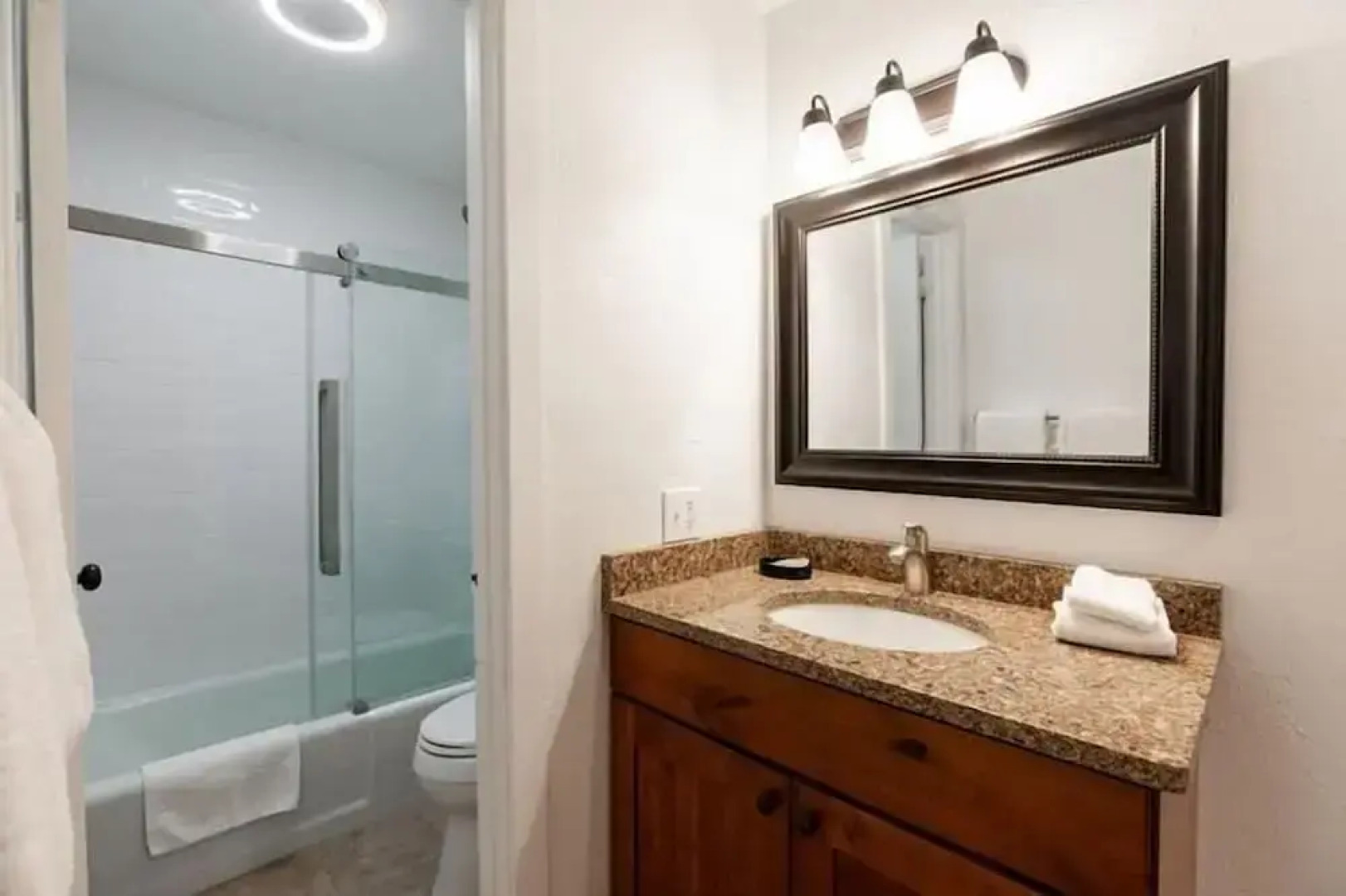 Breakaway West Ski Condo 1,5 miles from the Lifts by RedAwning