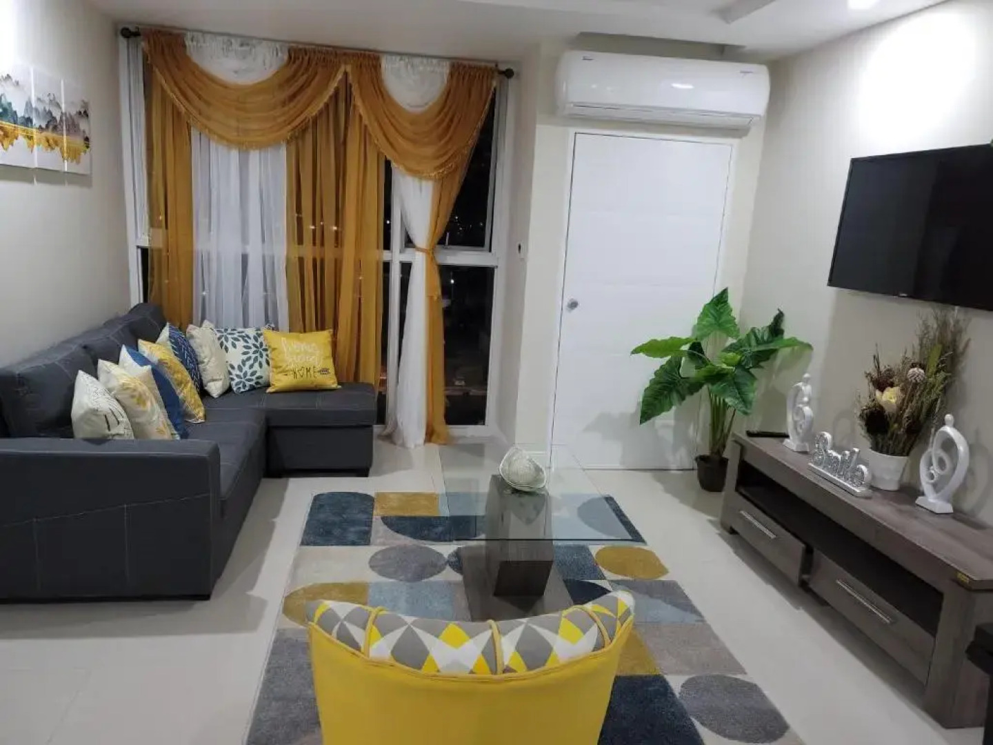 R & V Beach Front Vacation Home