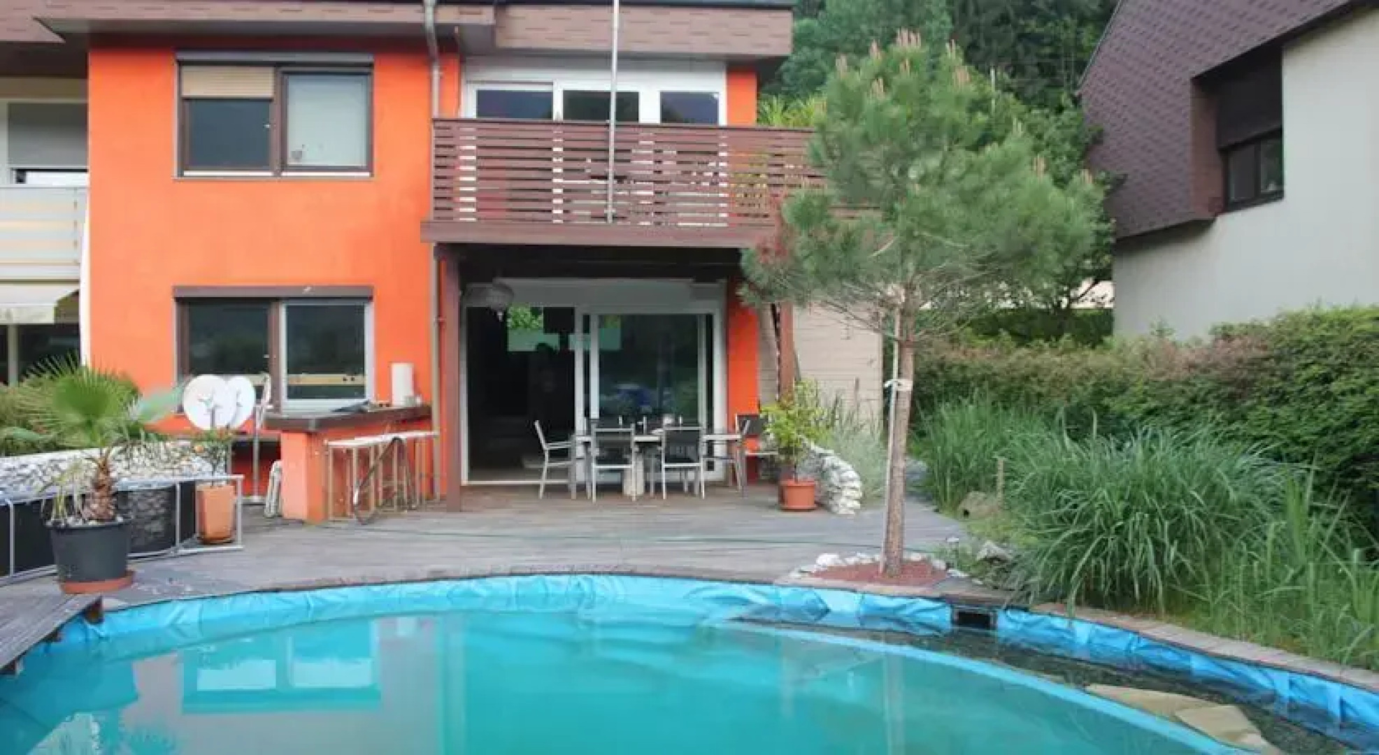 Haus mit Badeteich und Blick zum See