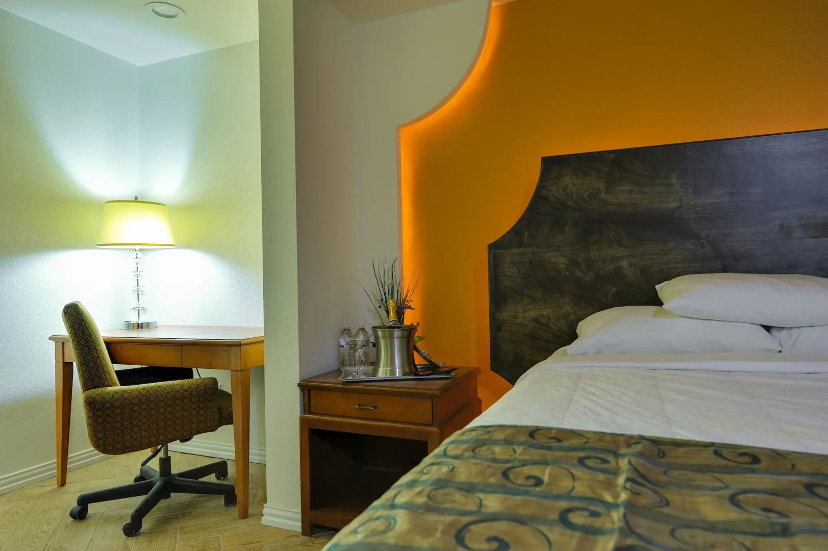 Romantic Inn & Suites