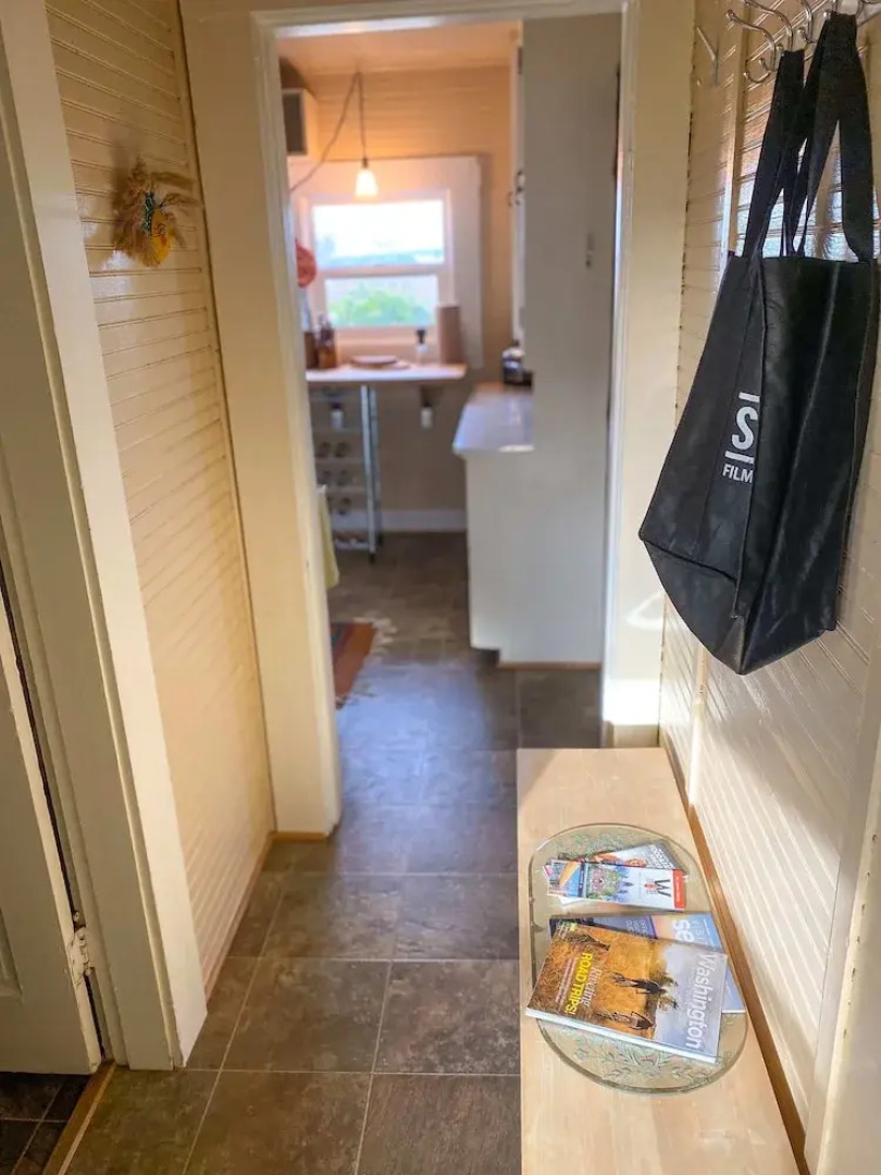 Upstairs at Thevictorian - Lush Walkable and Dog-friendly Retreat - Steps From Downtown Bellingham