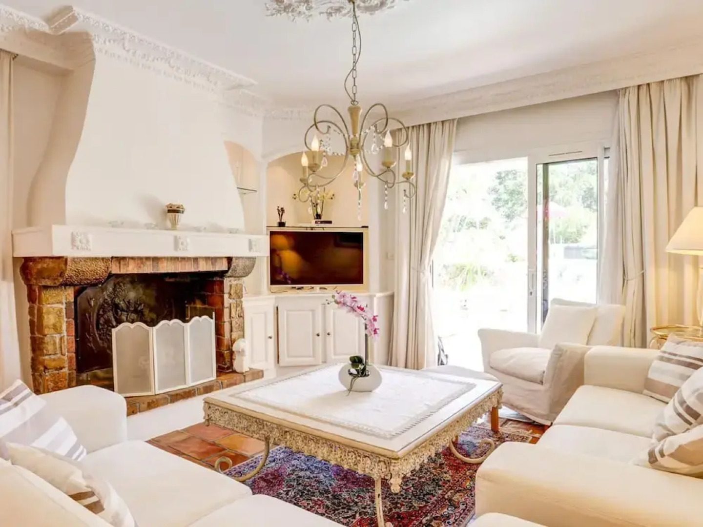 Lavish Villa in Mouans-sartoux With Sauna