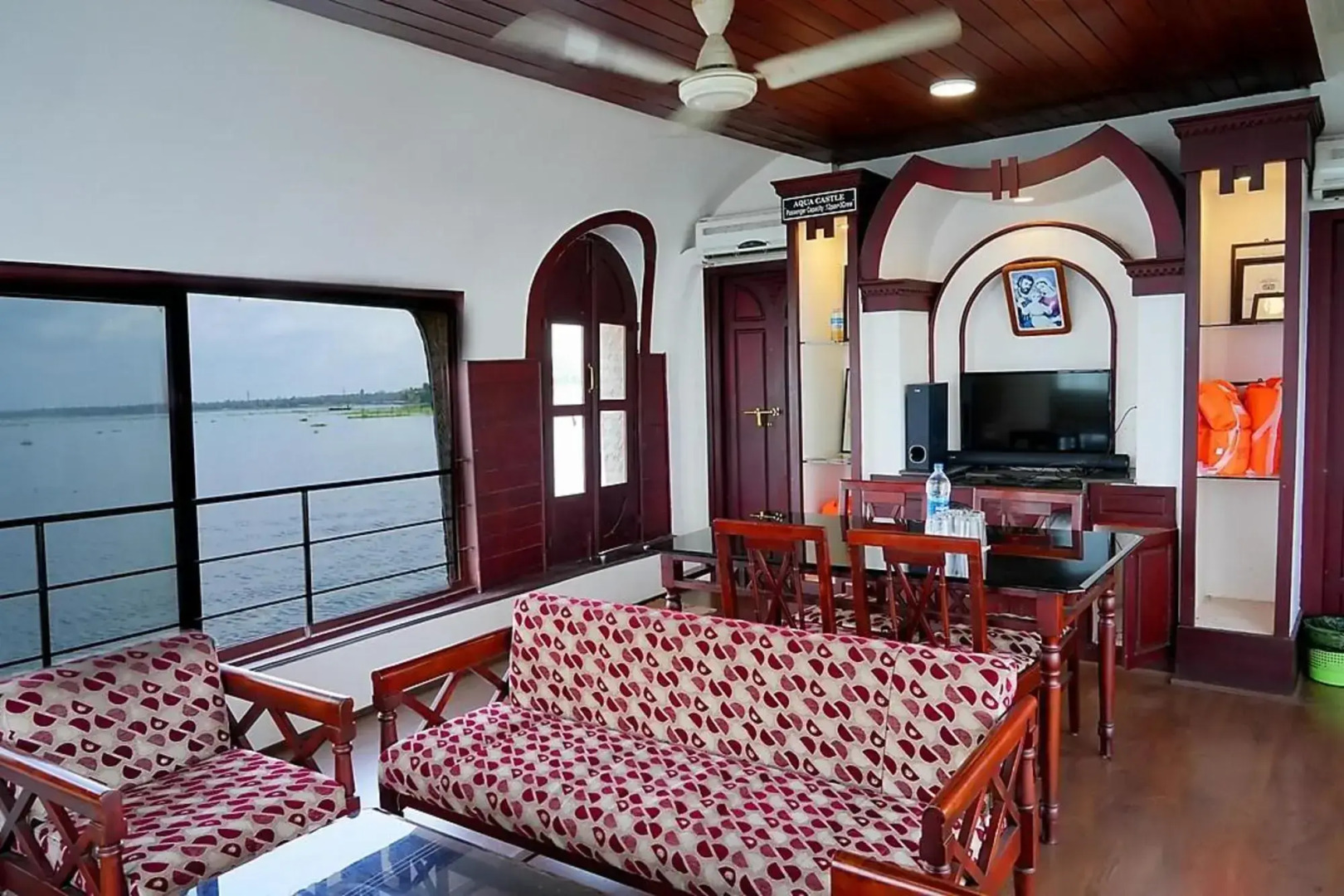 Aqua Jumbo Houseboats