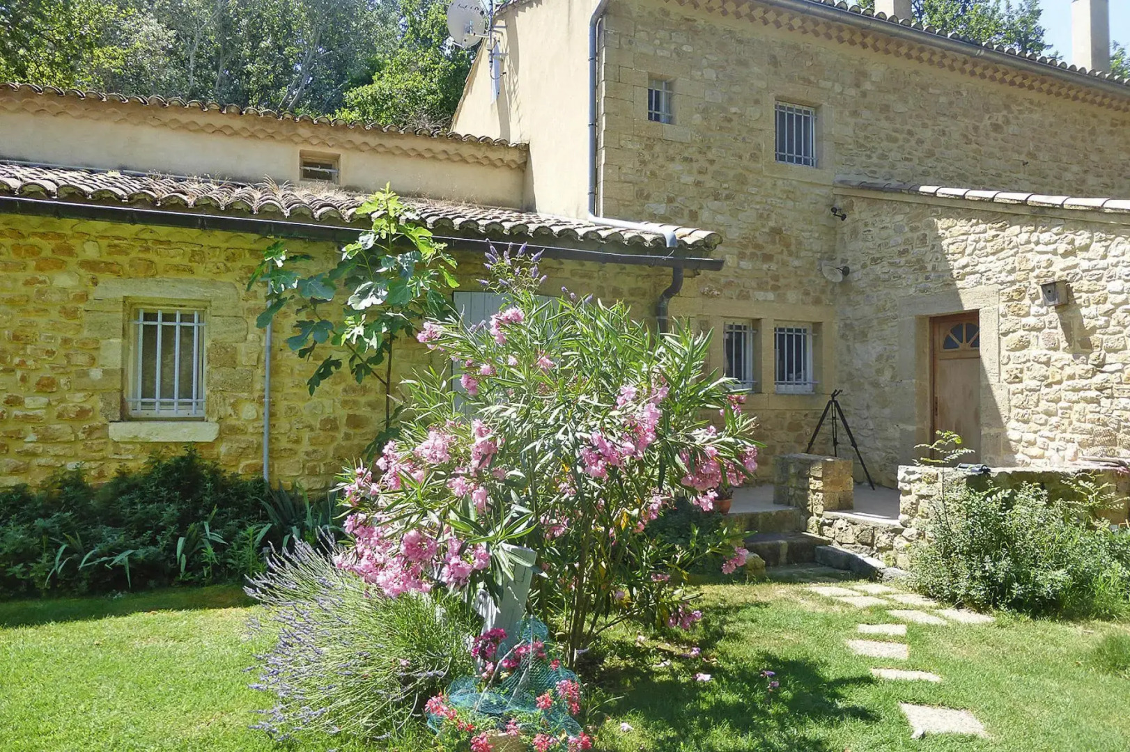 Apartment in Caderousse With Pool