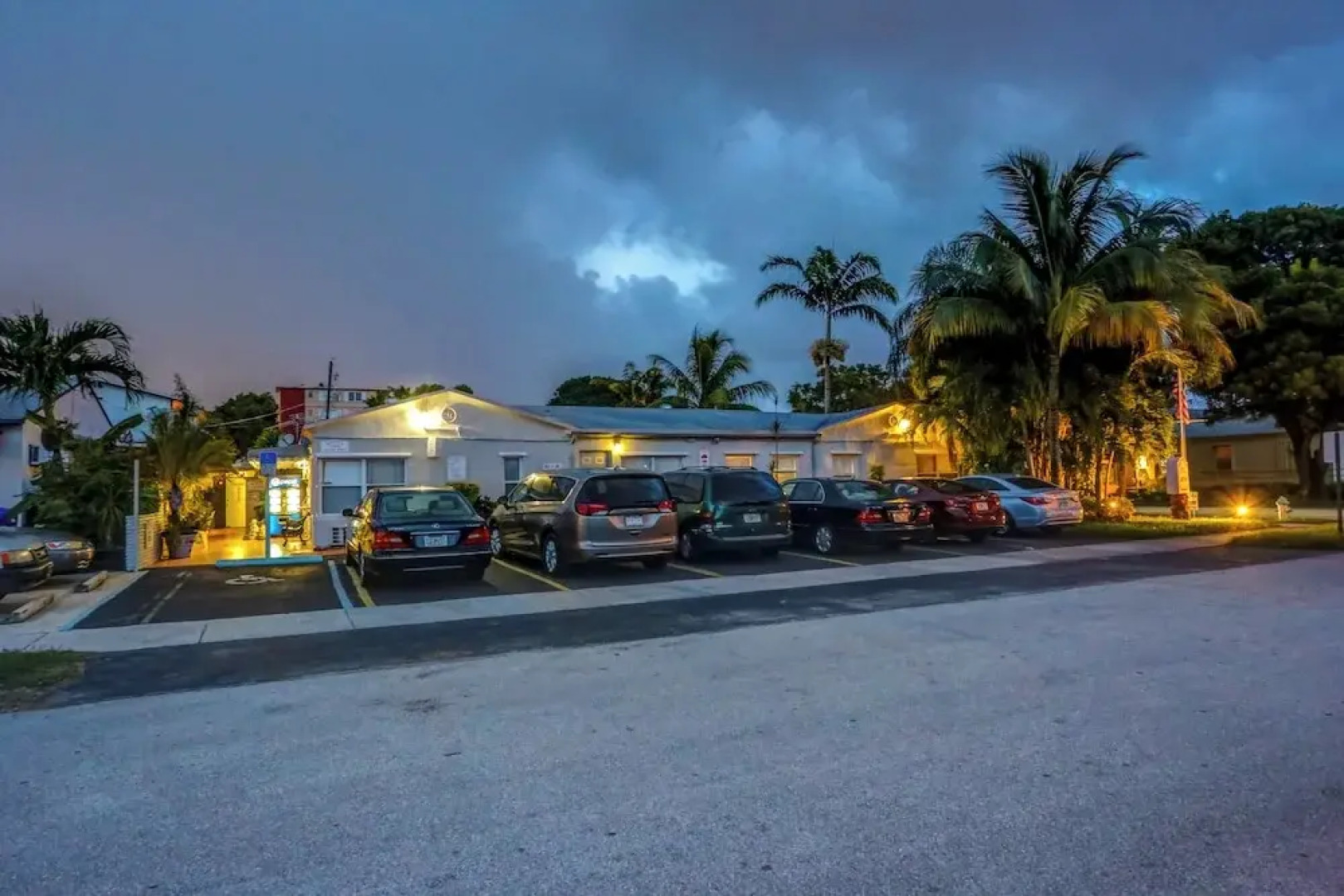 Richards Motel Courtyard