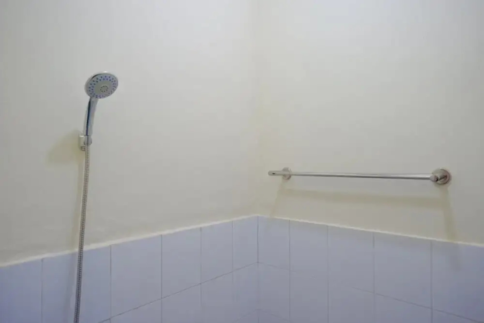 RedDoorz near GOR Satria 3