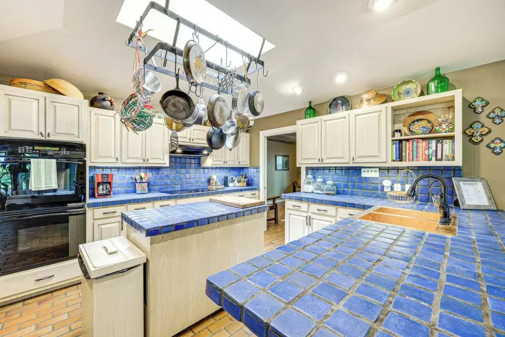 Del Rio Home w/ Large Yard, BBQ + Fireplace!