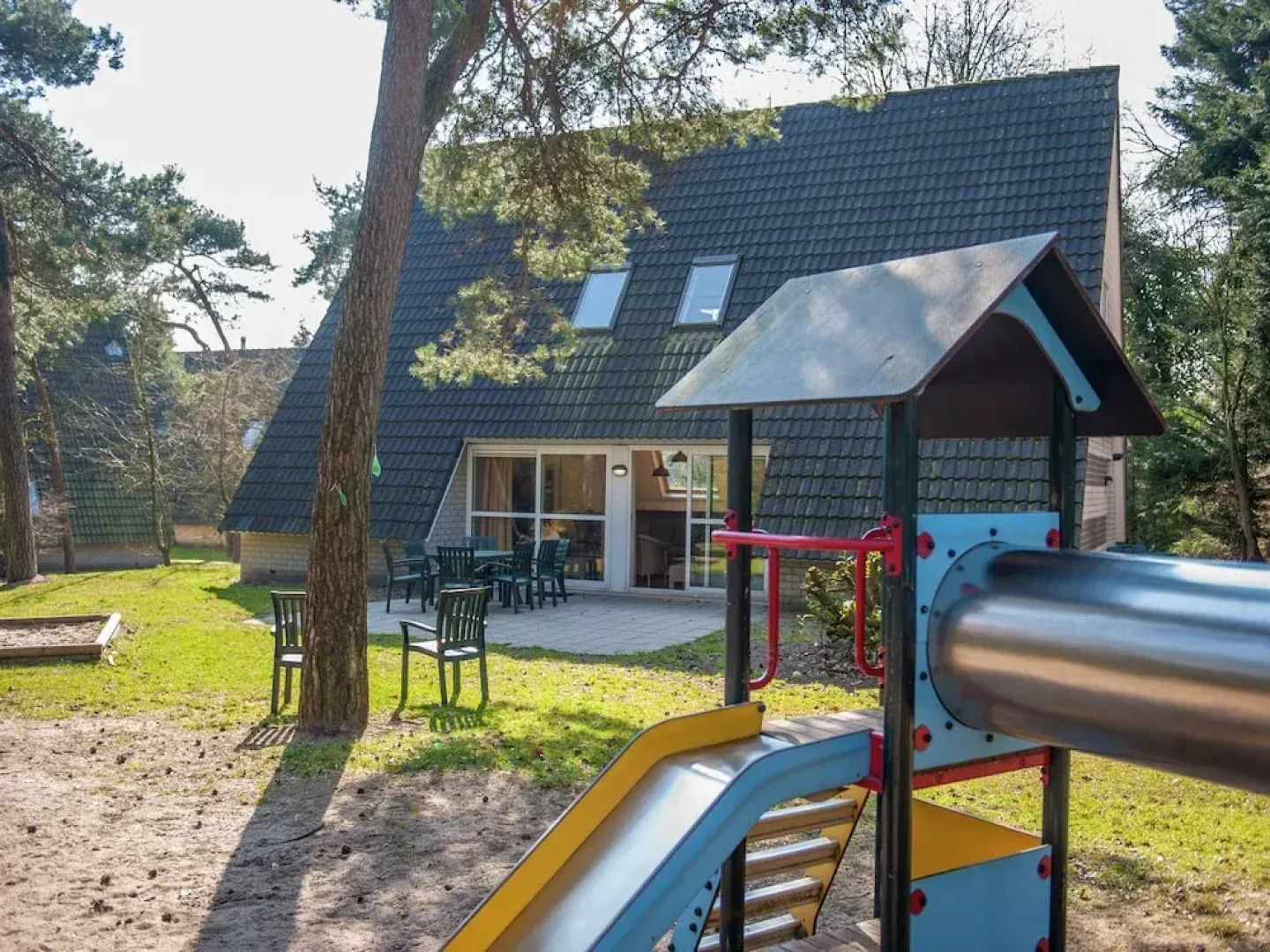 Detached Villa with Fireplace & 4 Bathrooms near Golf Course