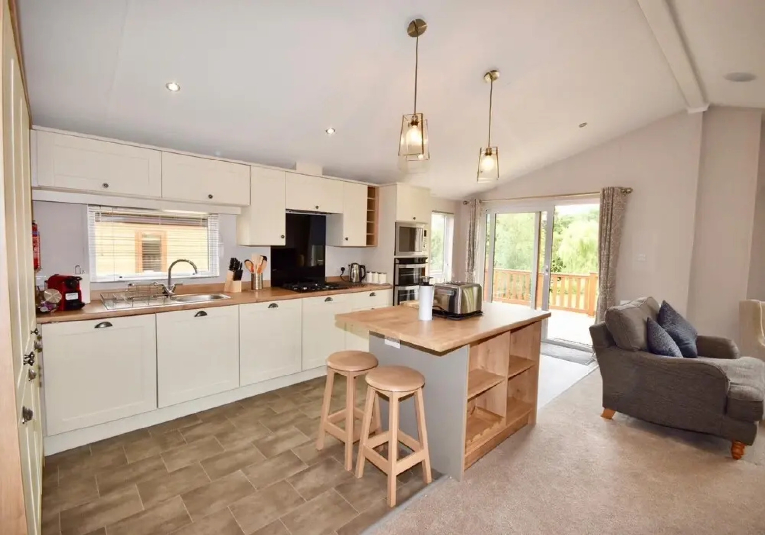 Bluebell is a Stunning Lake Side Lodge Sleeps 4 Close to Ryde