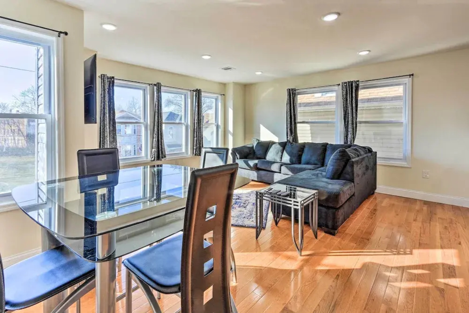 Bright Irvington Home ~ 2 Mi to Prudential Center!