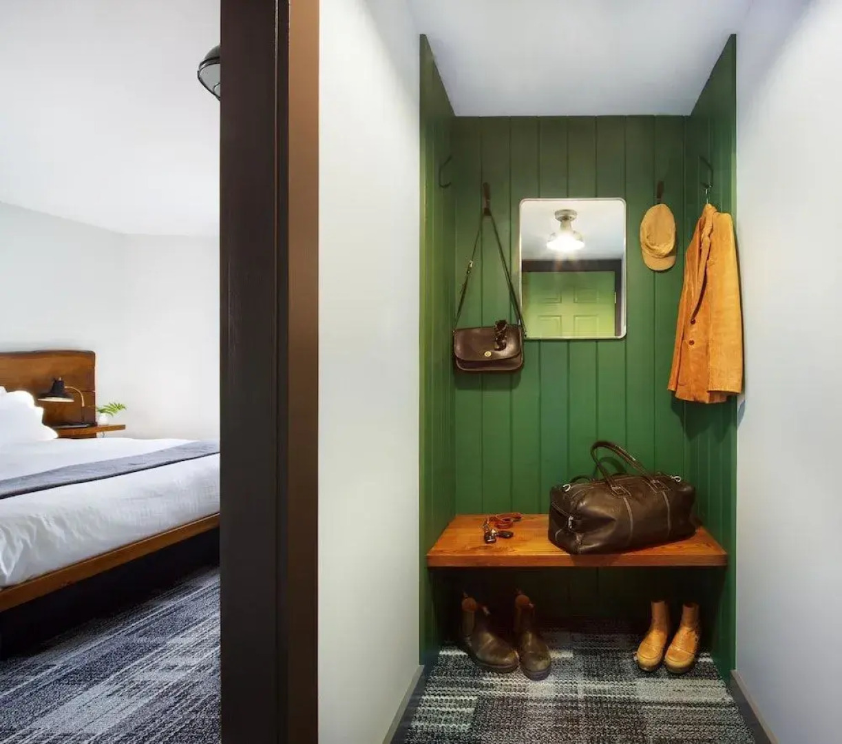 Main and Mountain Bar & Motel