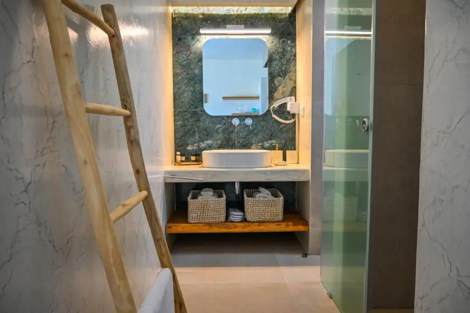 Schinoza Luxury Suites