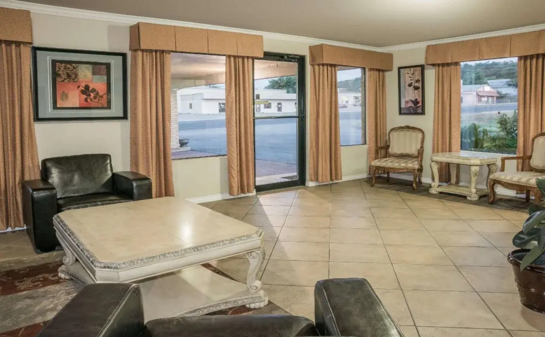 Hill Country Inn & Suites