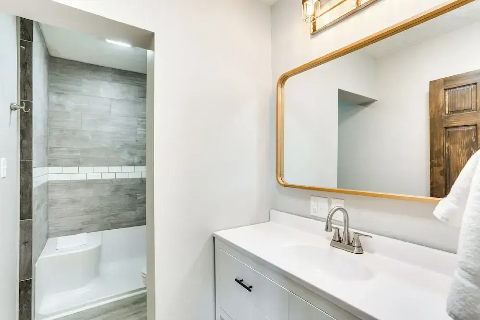 Golf, Shop, Tour & More: Oakland City Apartment