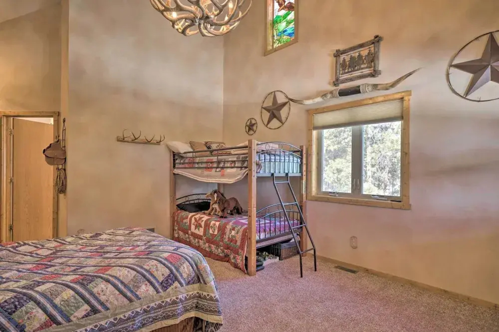 Log Cabin w/ Mountain Views ~ 30 Mi to Pikes Peak!