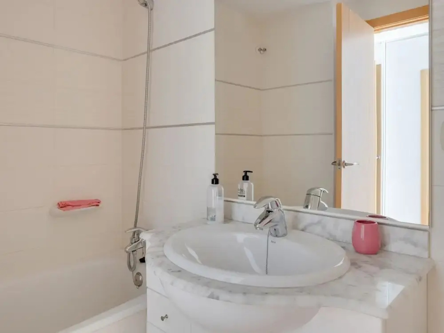 Quaint Apartment near Sea