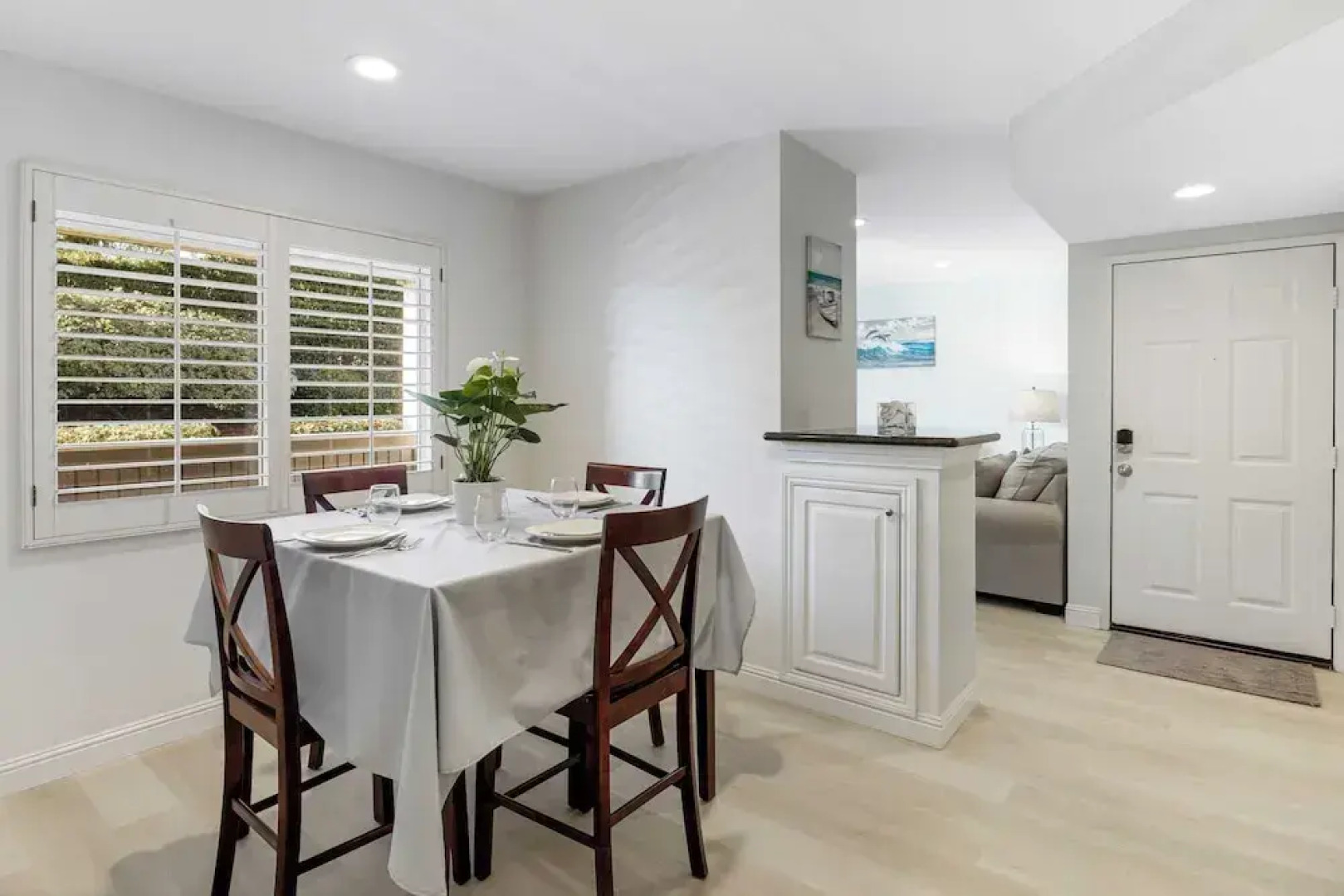 Walk to Beach Pool, Hot Tub, Private Patio, Parking Seabreeze Retreat