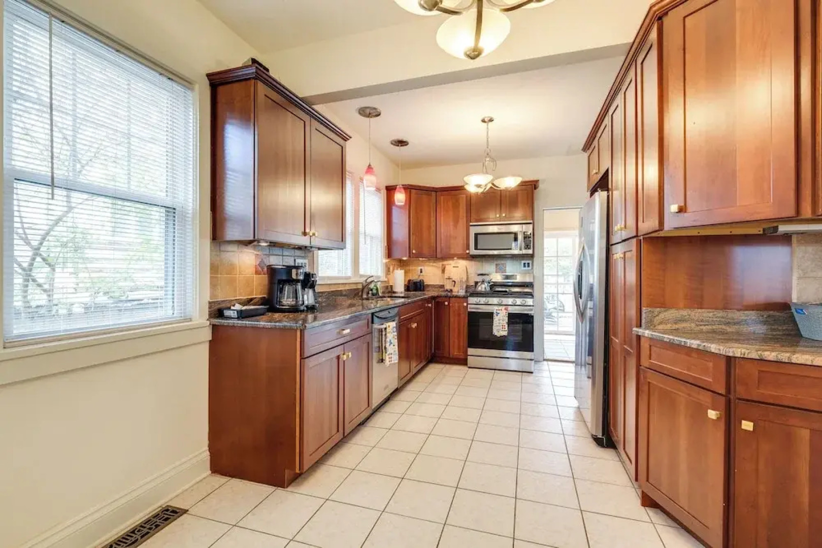 Walk to The Grandin Theatre: Roanoke Unit w/ Yard!