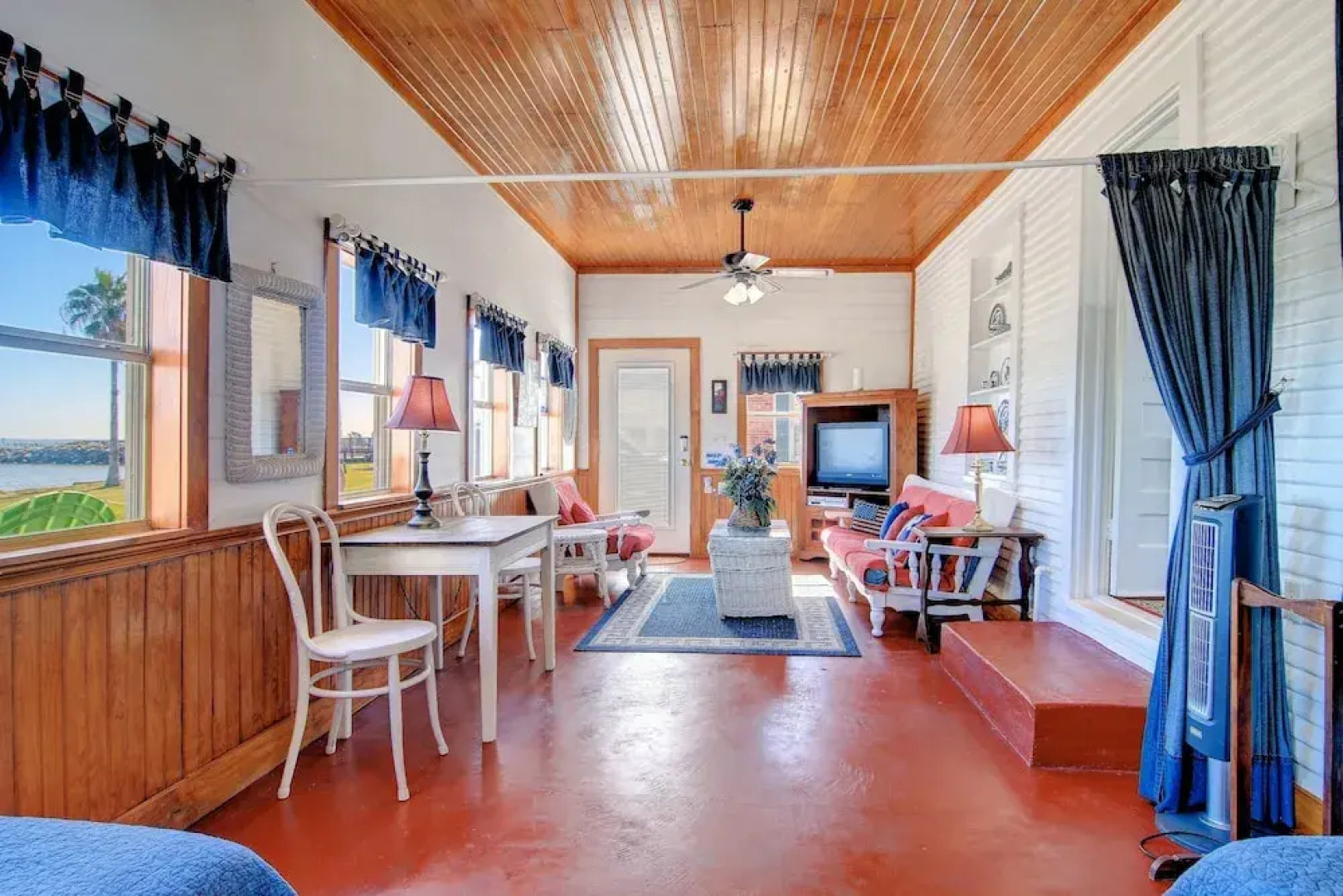 Joys Beach 1 Bedroom Cottage by RedAwning