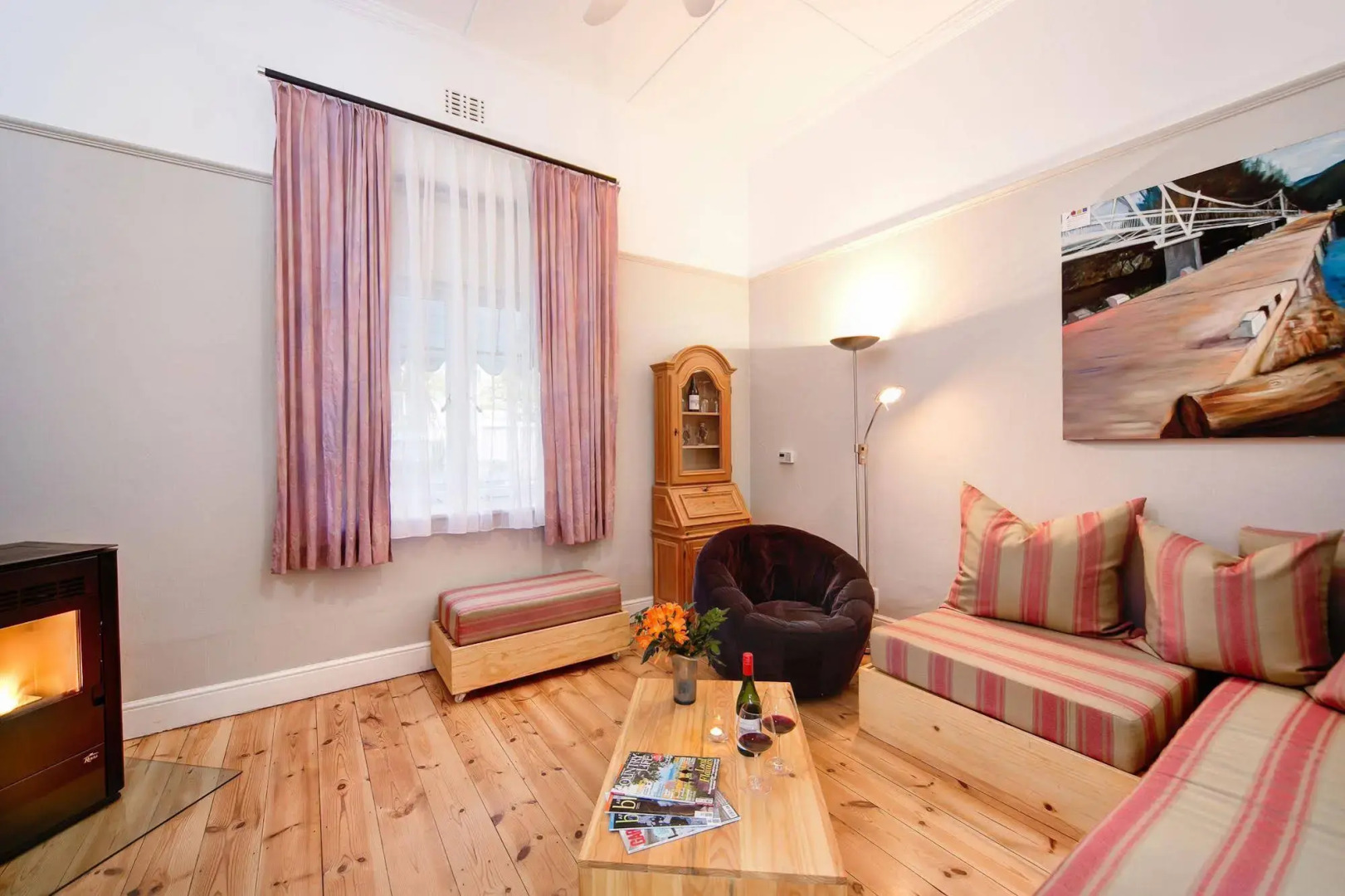 GUBAS DE HOEK meet eat sleep