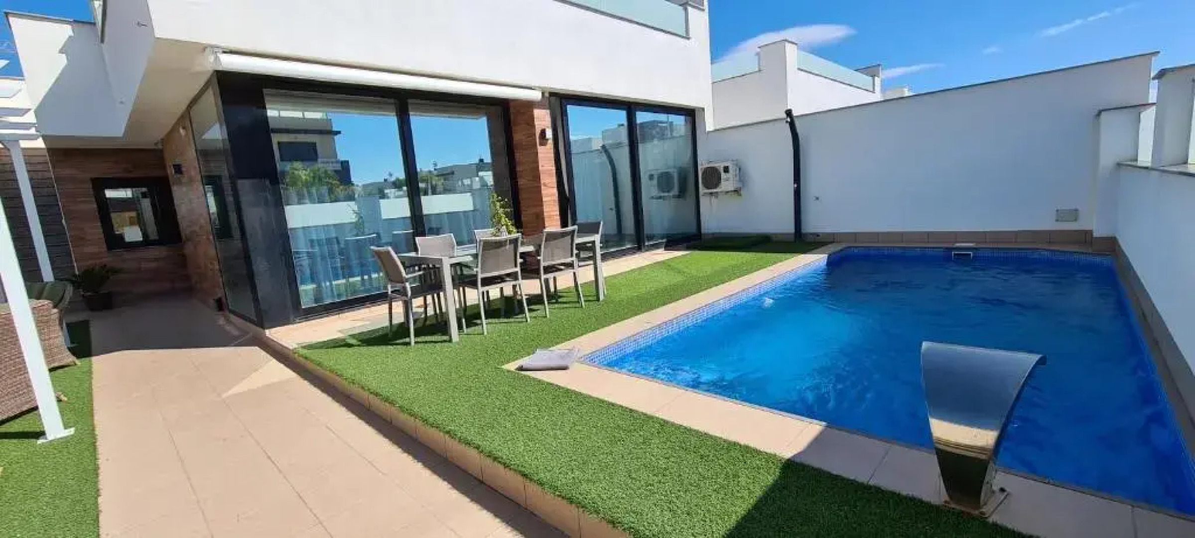 Lo Pagan Holiday House