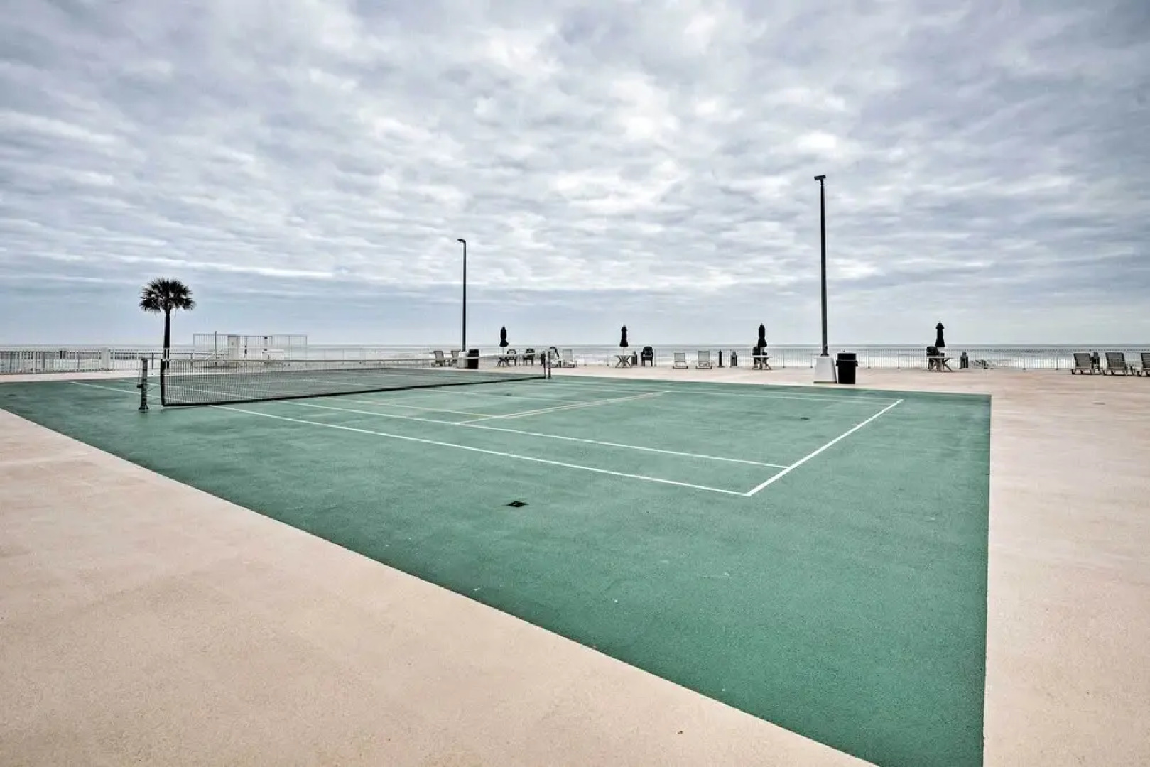 Beautiful Daytona Beach Shores Condo w/ Hot Tub!