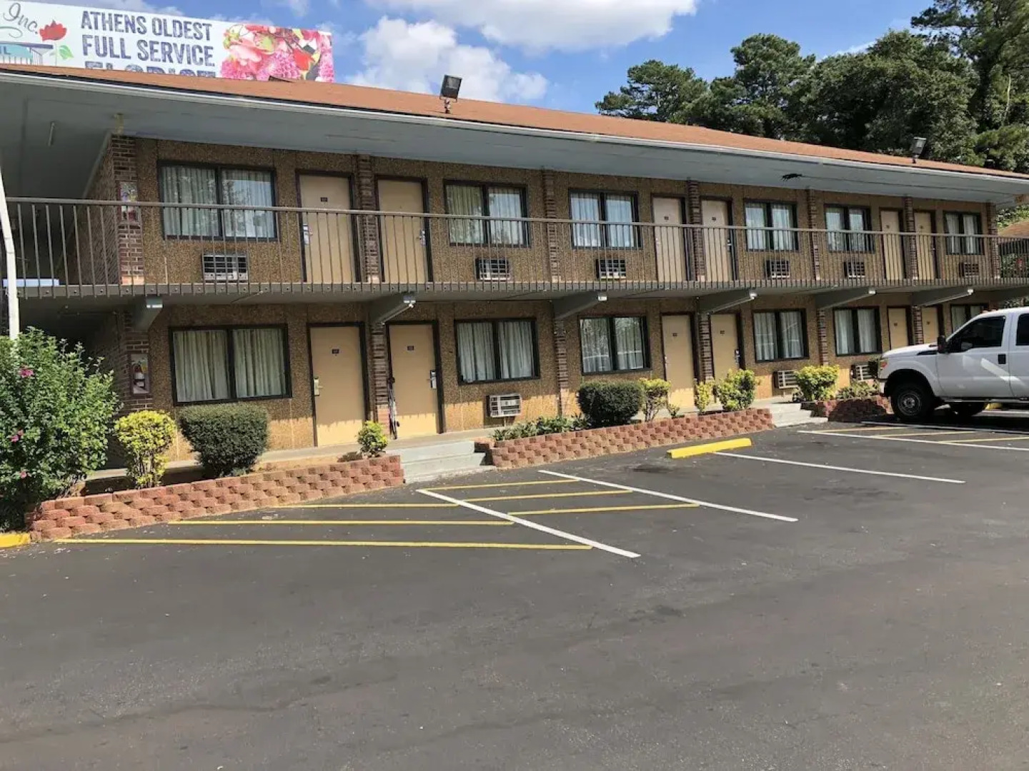 Inn Between The Hedges