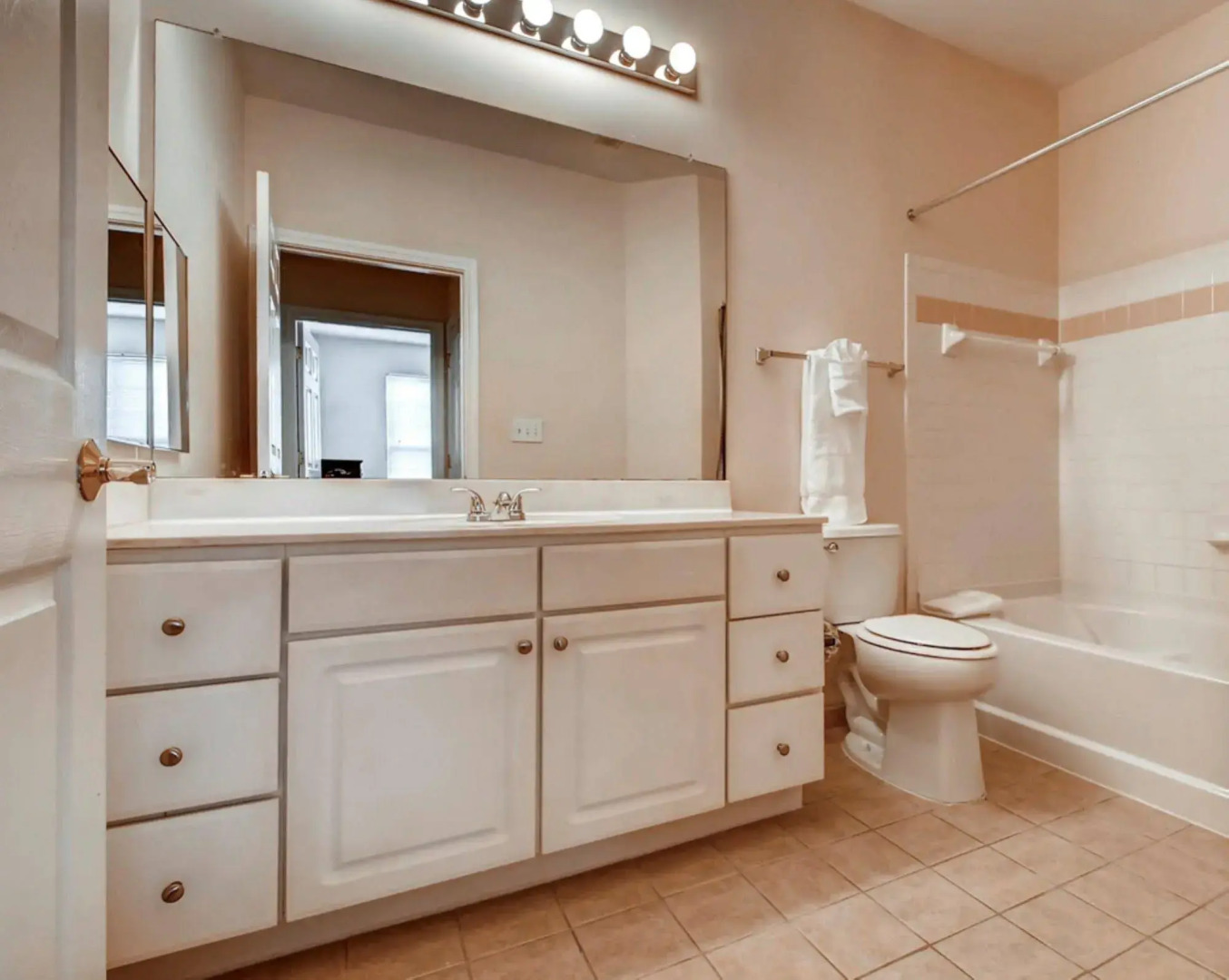 Global Luxury Suites at the Junction