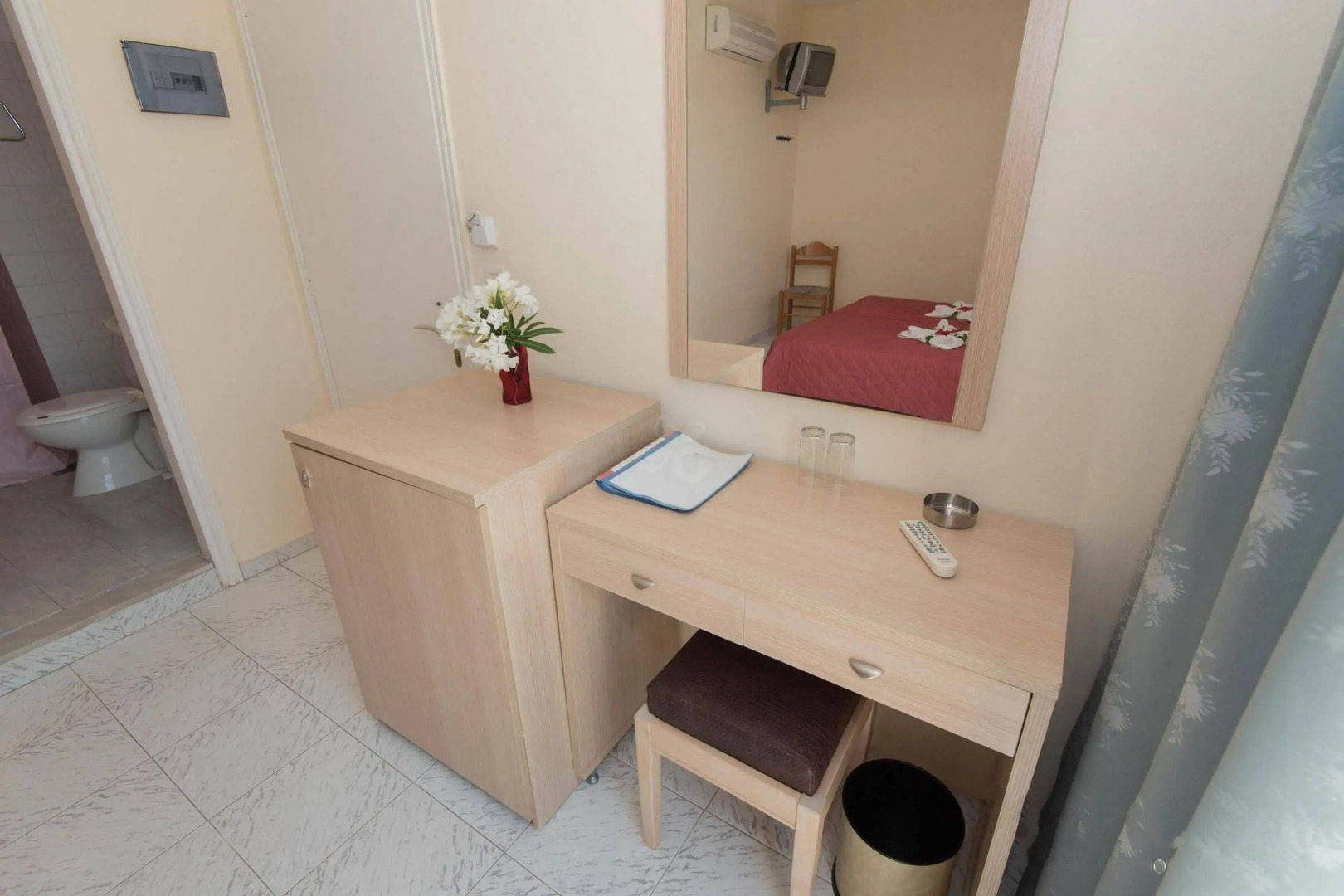 Leonidas Hotel and Studios