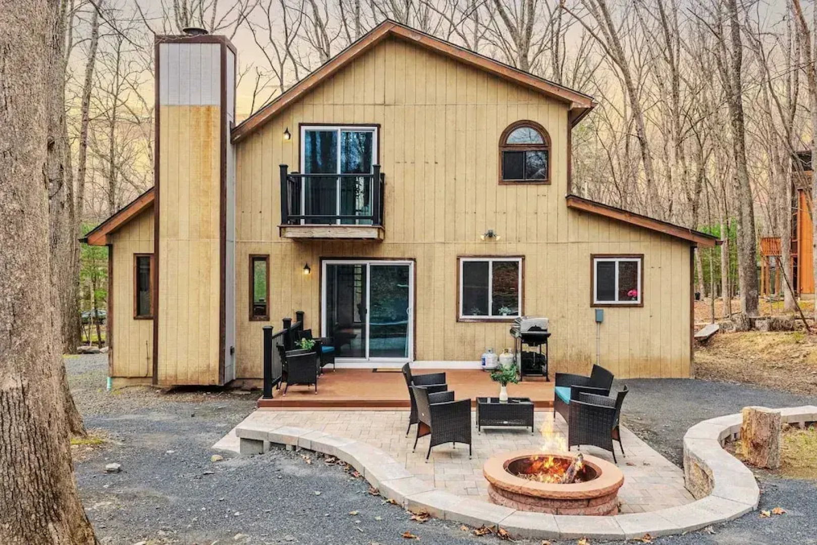 Stylish Renovated Home Open Layout, Coffee Bar + Near Hiking & Waterfalls