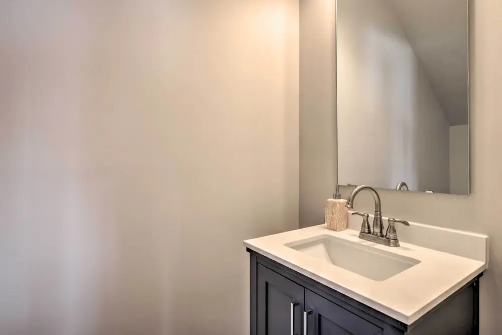 Greer Getaway w/ Smart TV ~ 1 Mi to Dtwn!