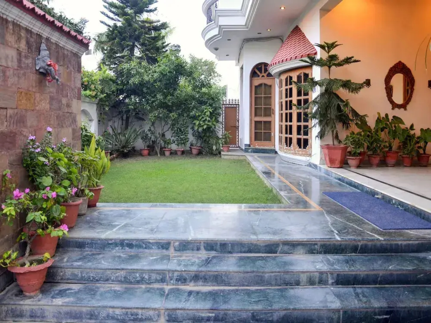 OYO Rooms Vishal Khand 4