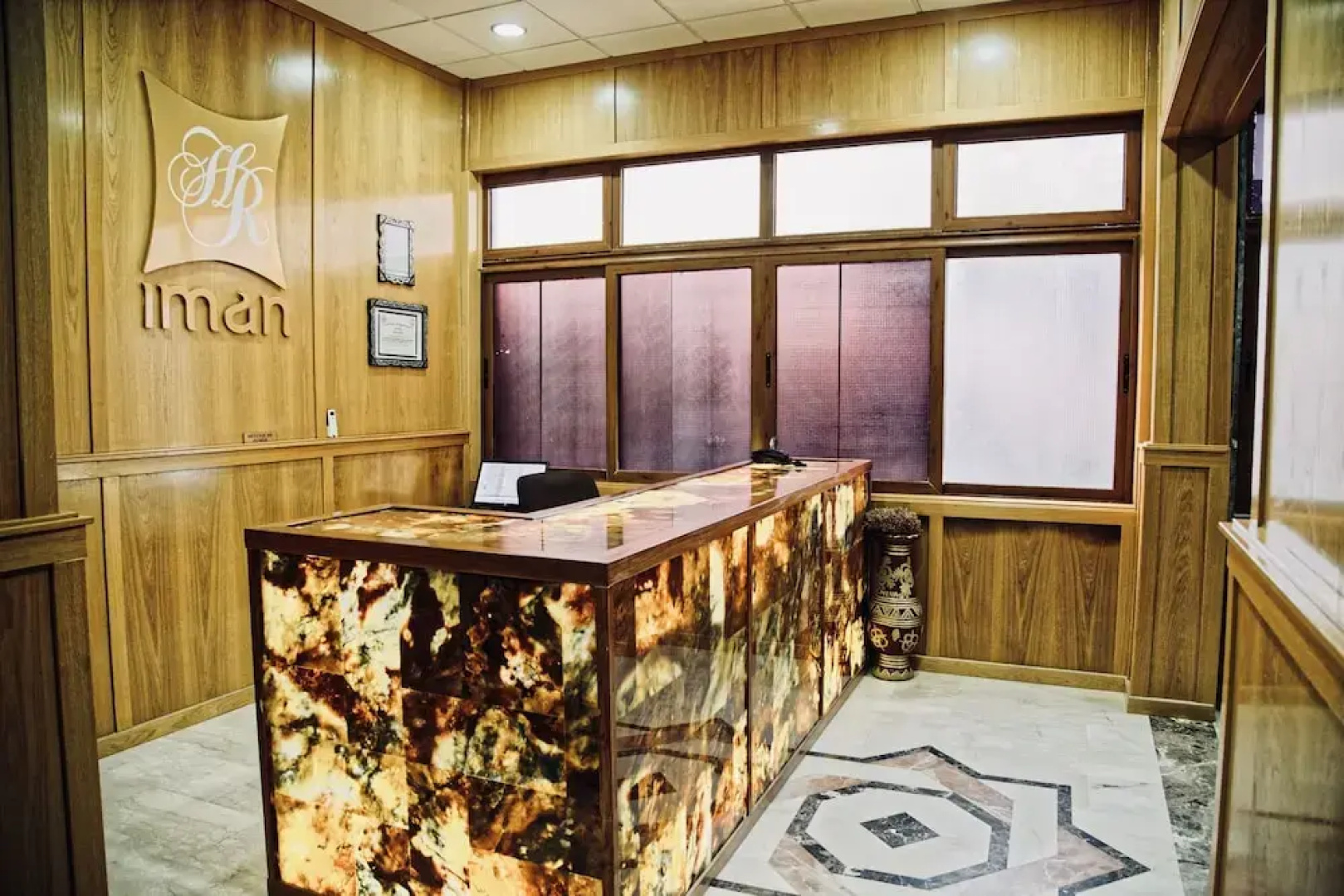 Hotel Iman
