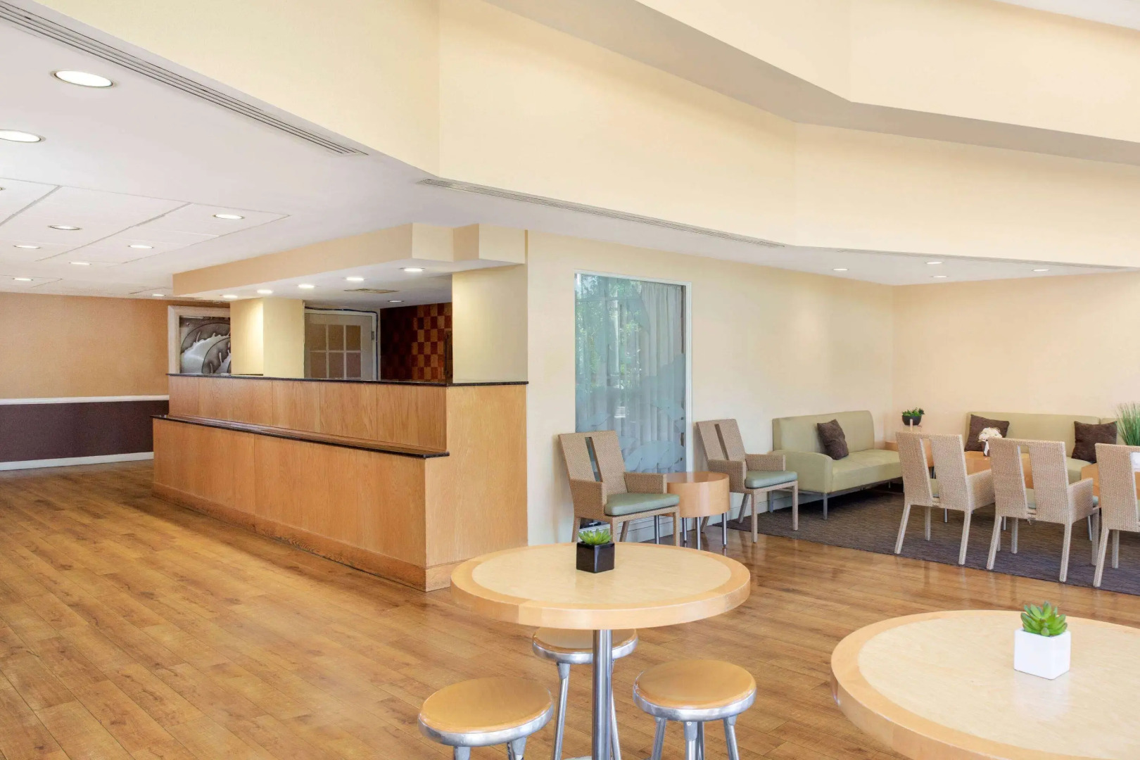 La Quinta Inn & Suites by Wyndham Sarasota Downtown