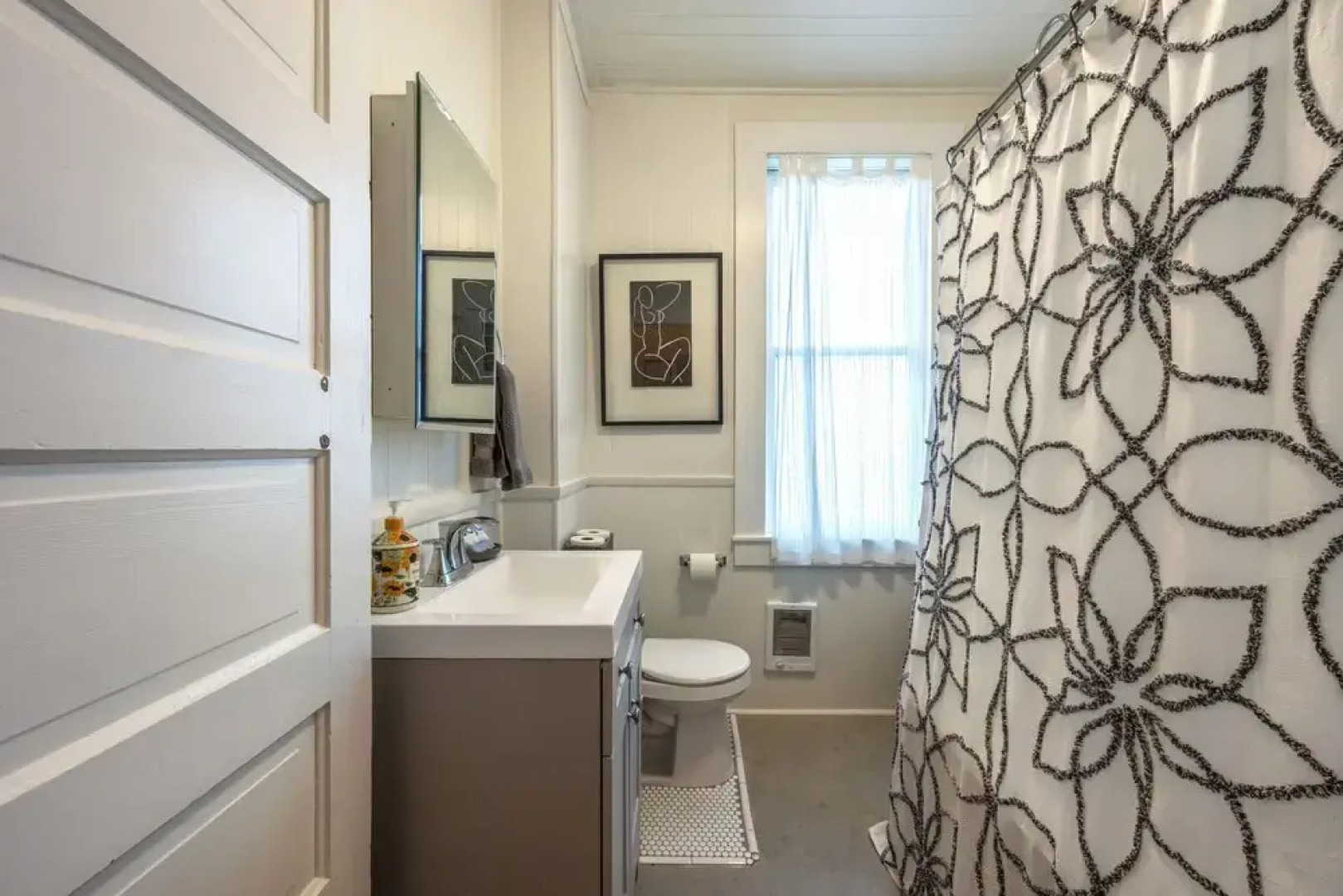 The Front Porch Flat 30 Day Minimum 1 Bedroom Condo by RedAwning