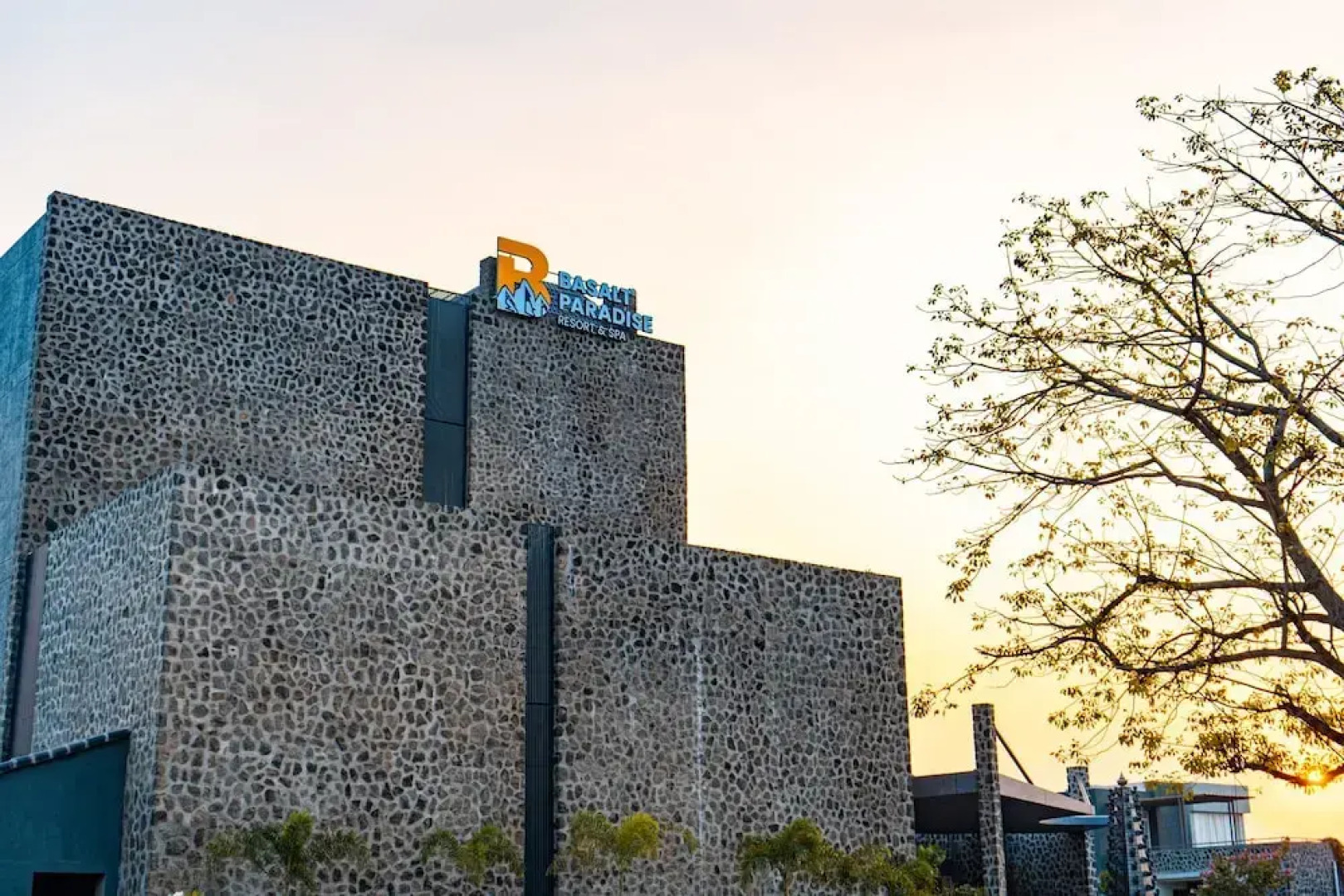 Basalt Paradise Resort And Spa