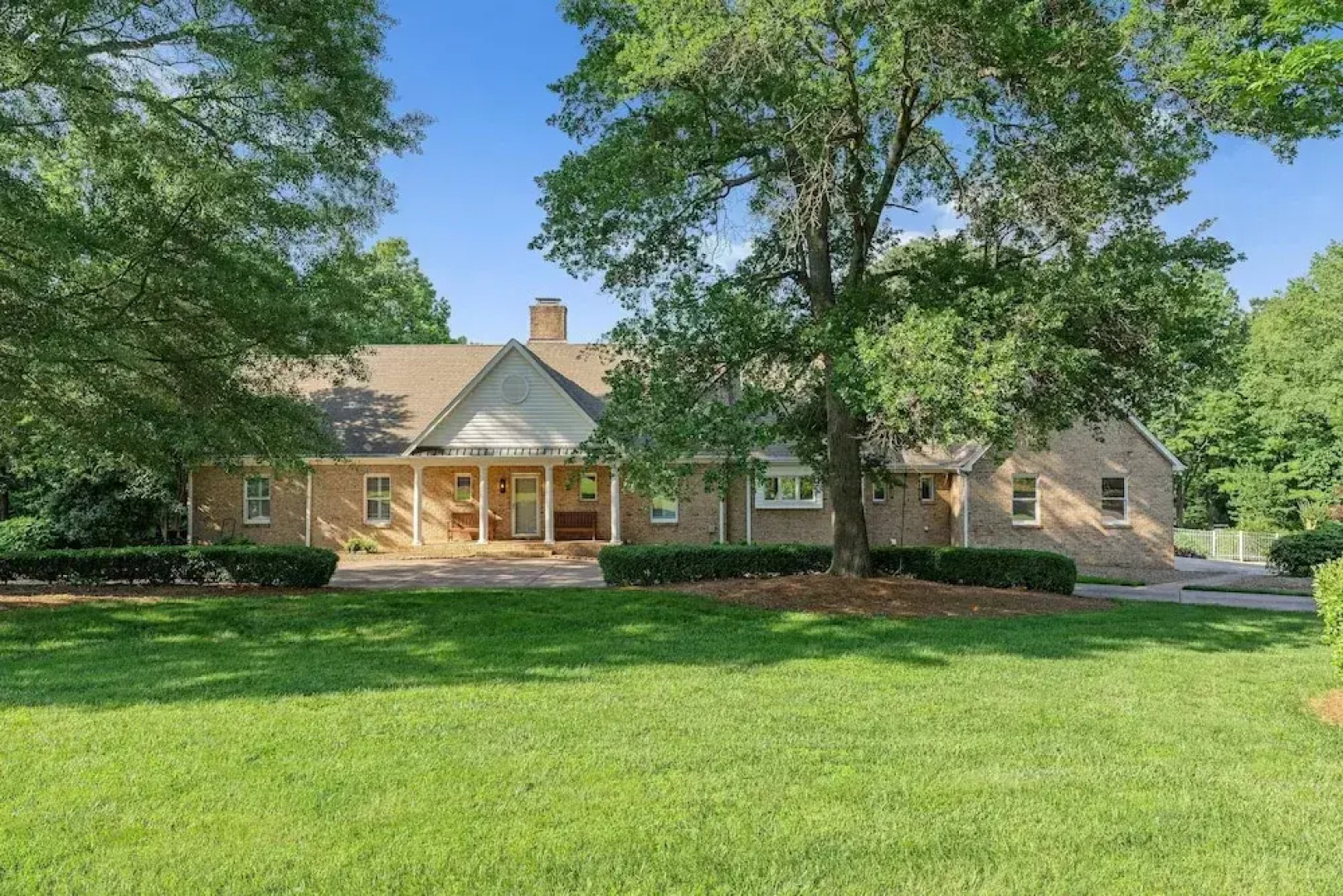 Shoreway Cove by Avantstay Waterfront Pool Dock