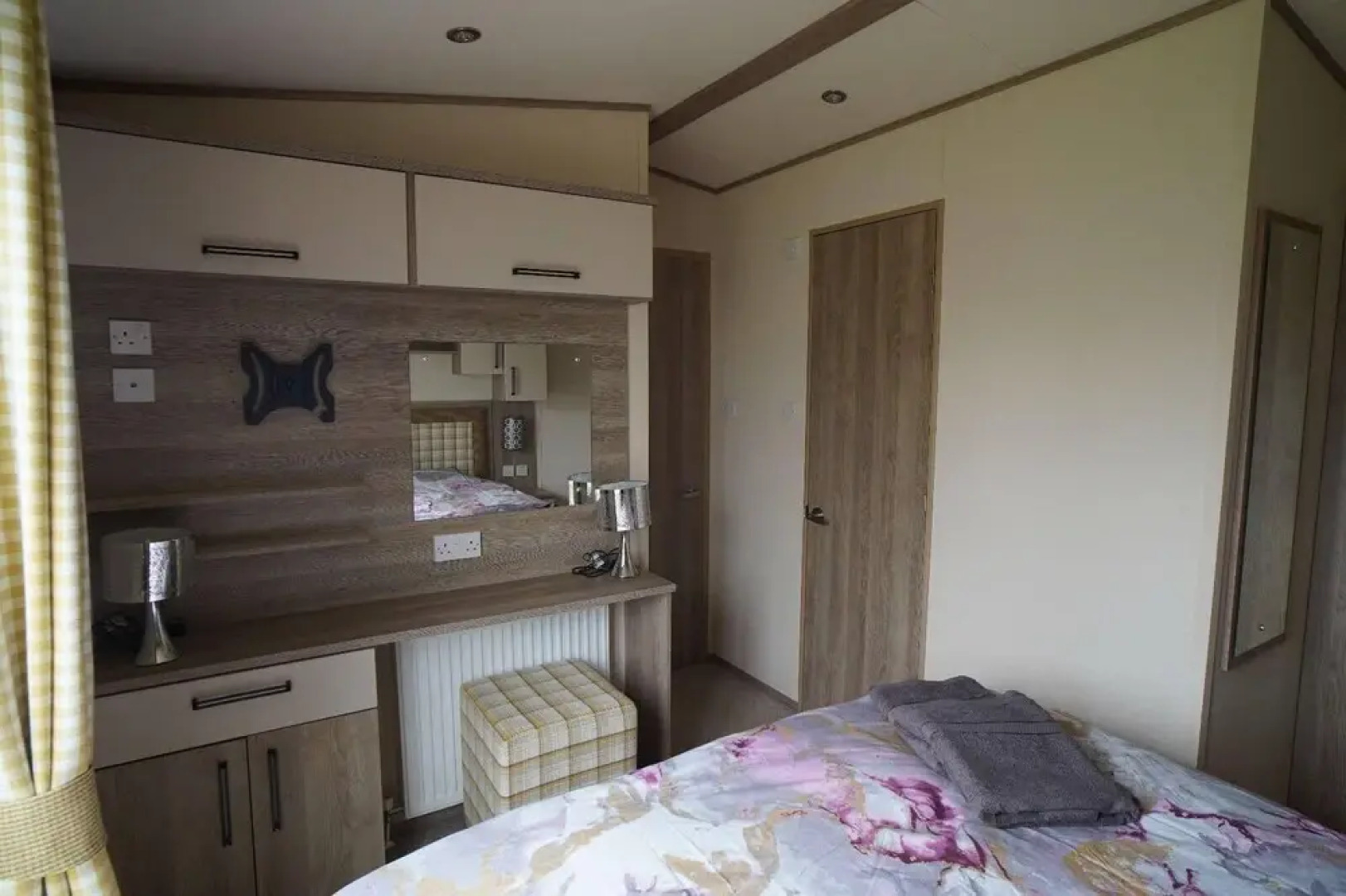 Stunning River View 2 Bedroom Caravan With Decking