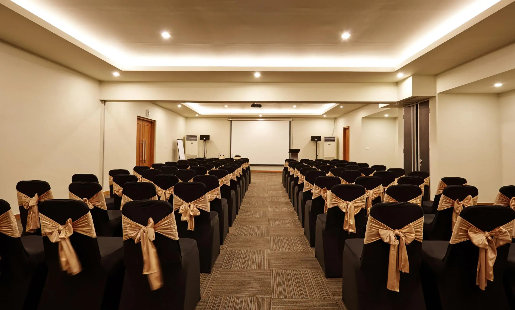 Отель Sevn Legian