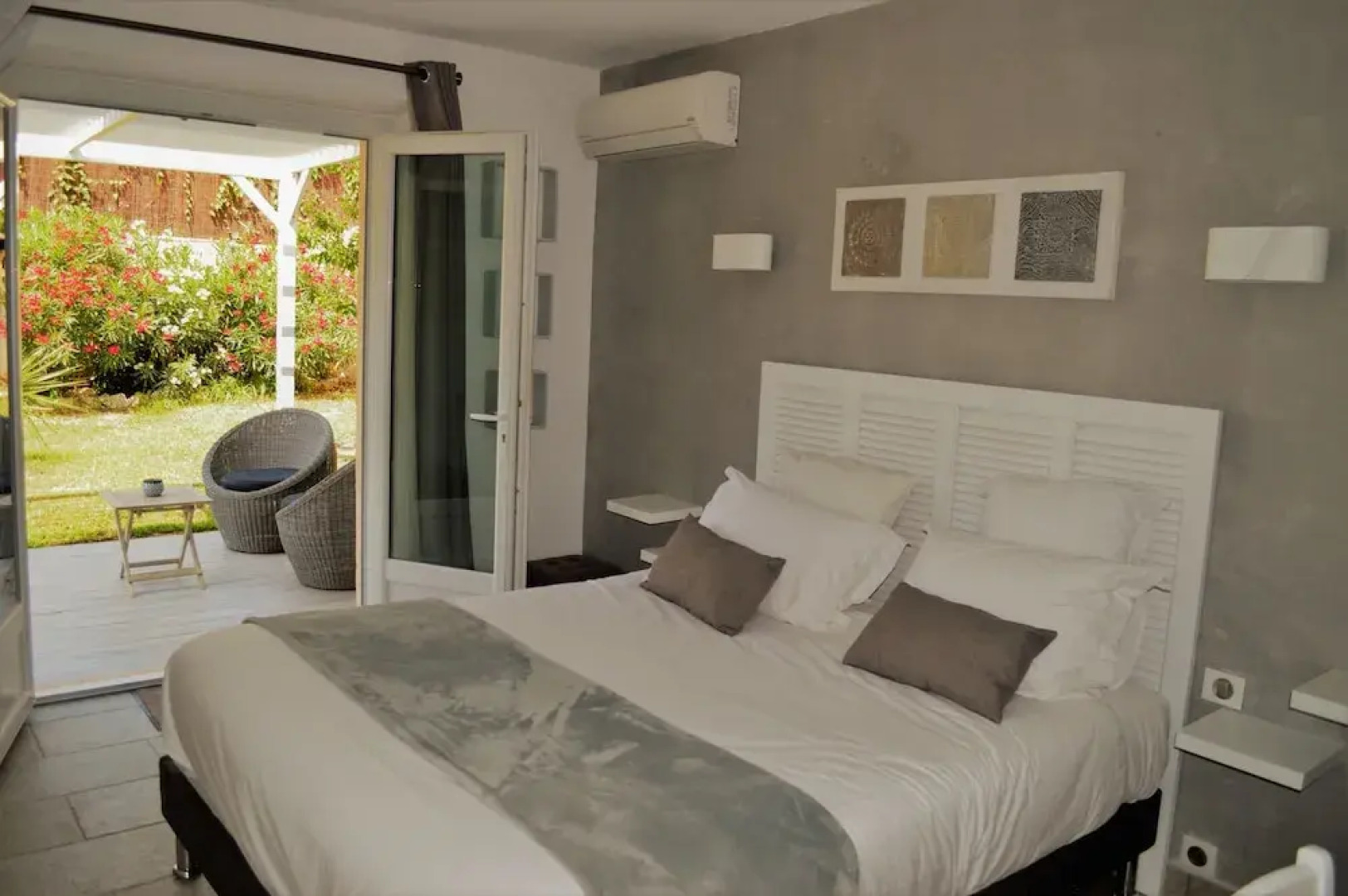 Villa La Terre Des Lauriers B&B