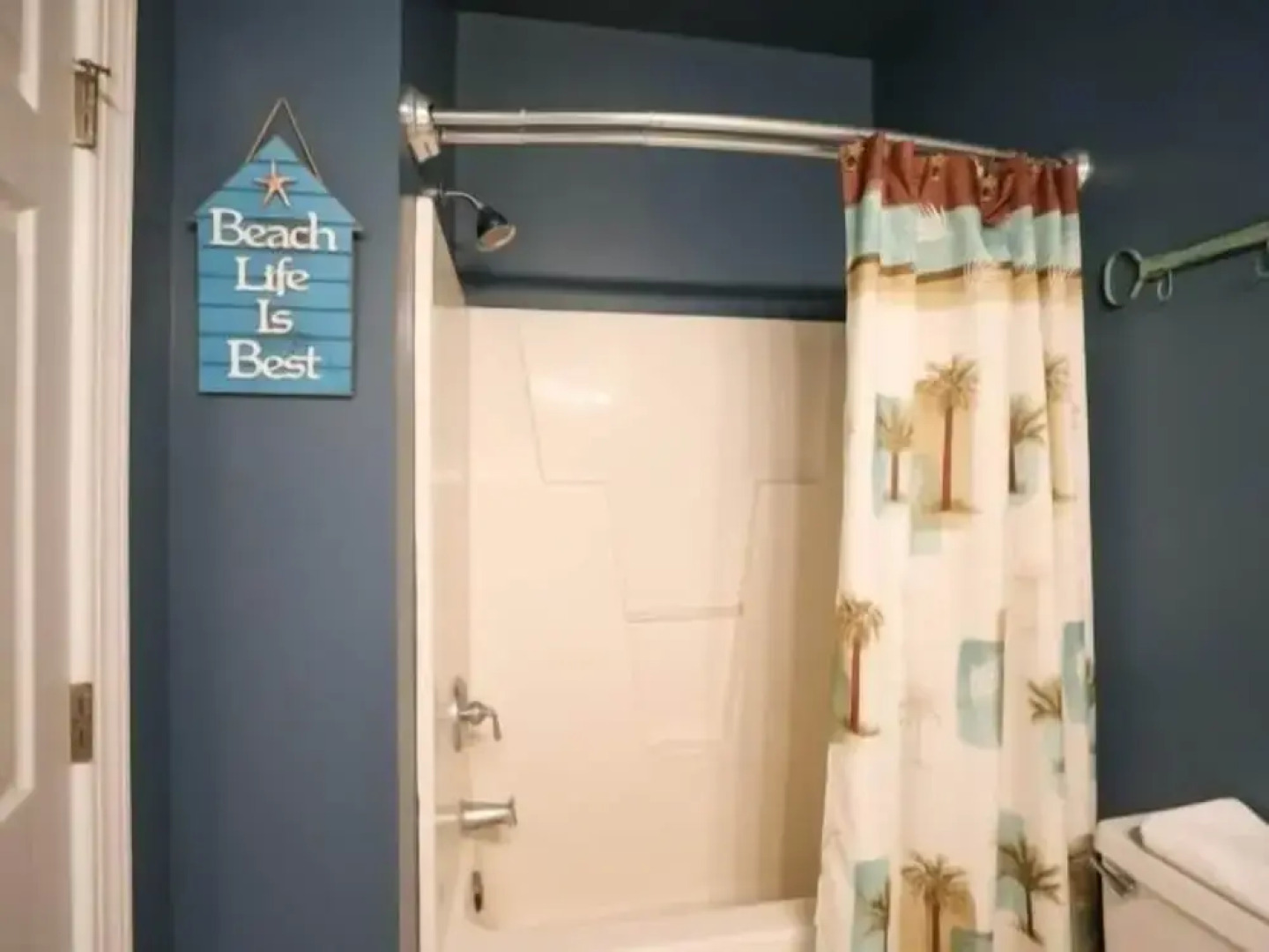 Atlantis Blue - Relaxing Beach Getaway Home Directly Across The Street From Beach Access! 5 Bedroom Home by RedAwning