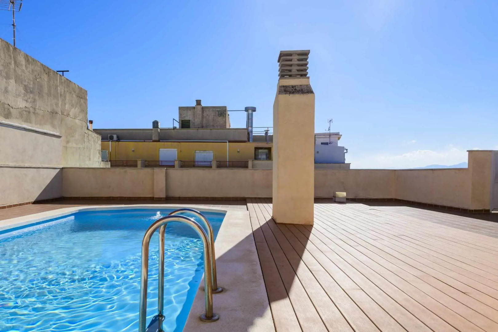 Apart Port Arenal con terraza y piscina