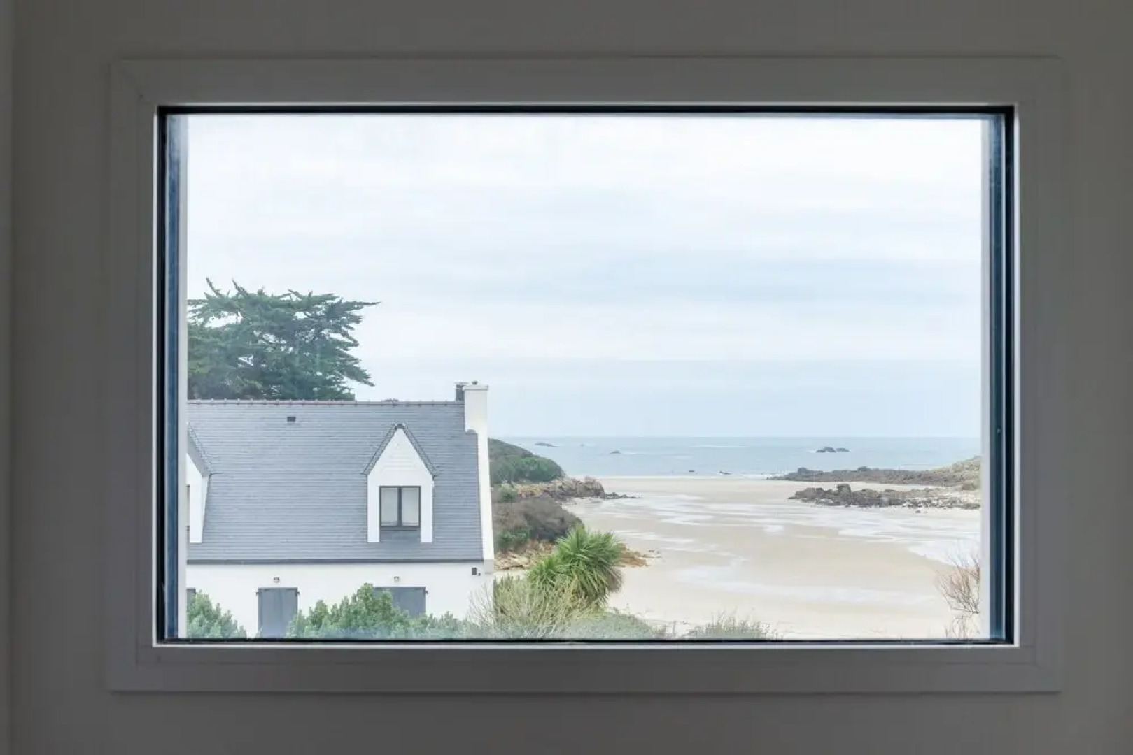 Pretty new House 2 Steps From the sea