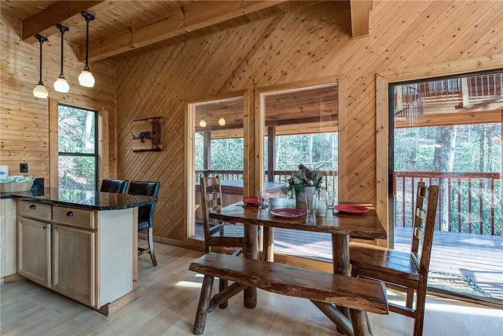 Dreams and Streams 2 Bedroom Home with Hot Tub