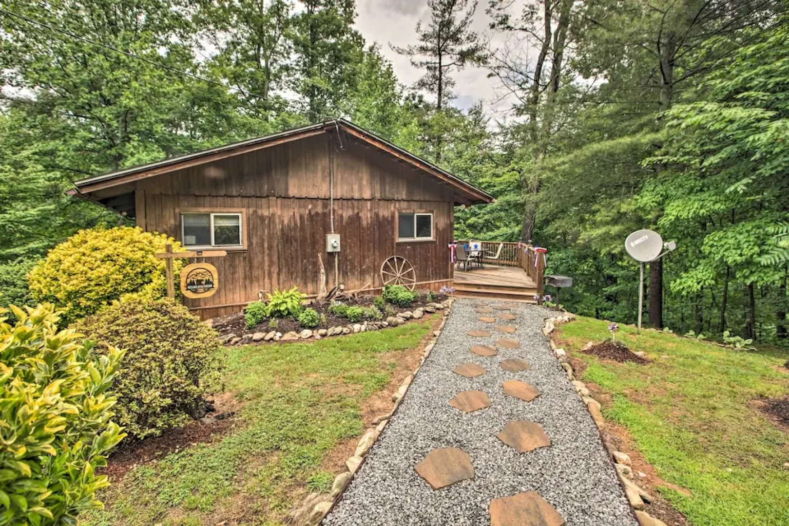 Secluded Stanardsville Cabin w/ 10 Acres & Hot Tub