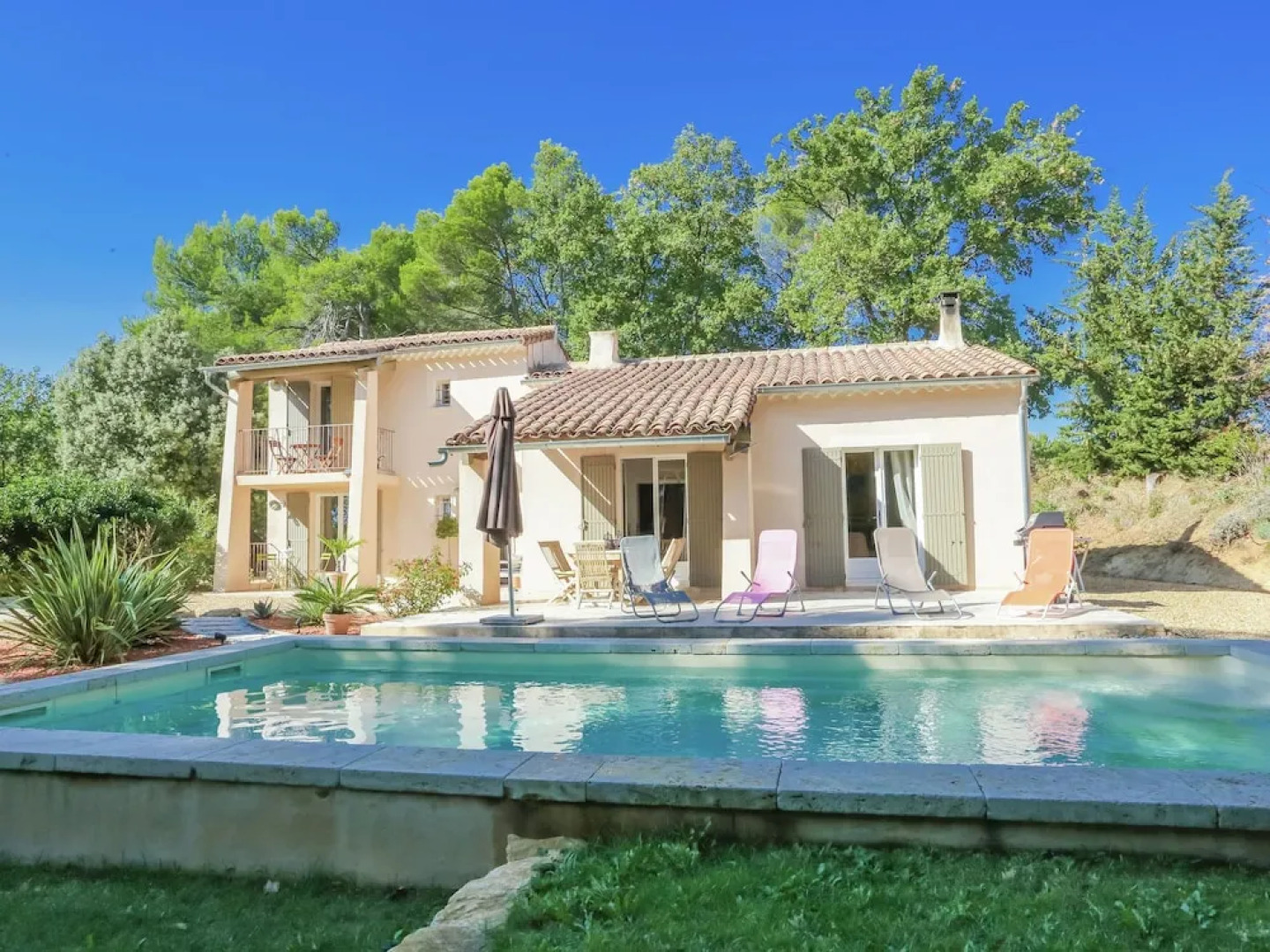 Lovely Villa in Buisson With Private Swimming Pool