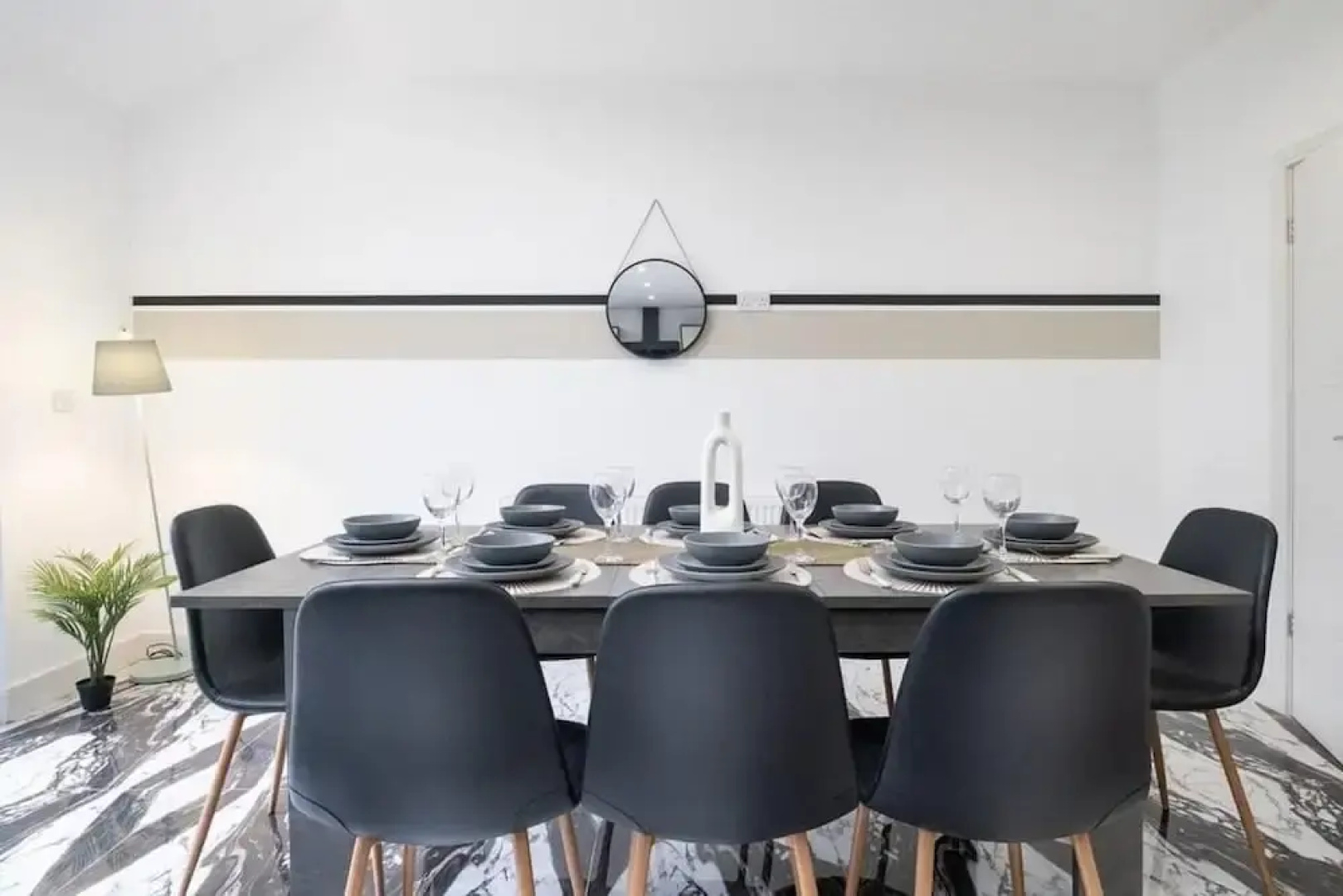 Elegant 5 Bedroom House/free Parking/yard
