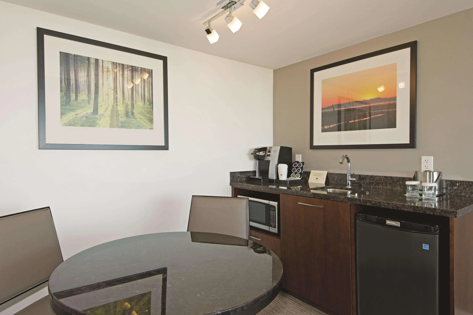 DoubleTree by Hilton Hotel & Suites Victoria