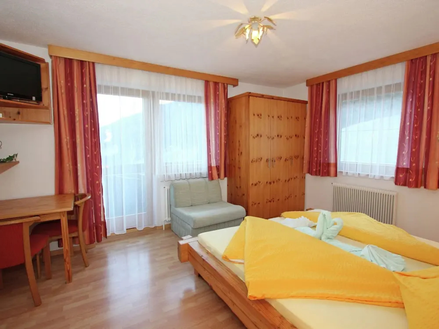 Spacious Holiday Home With Balcony, Sauna, Parking