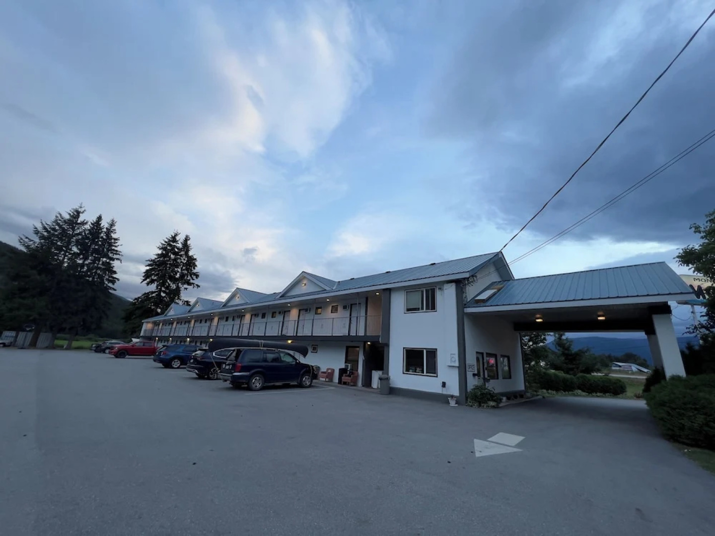 Monashee Motel